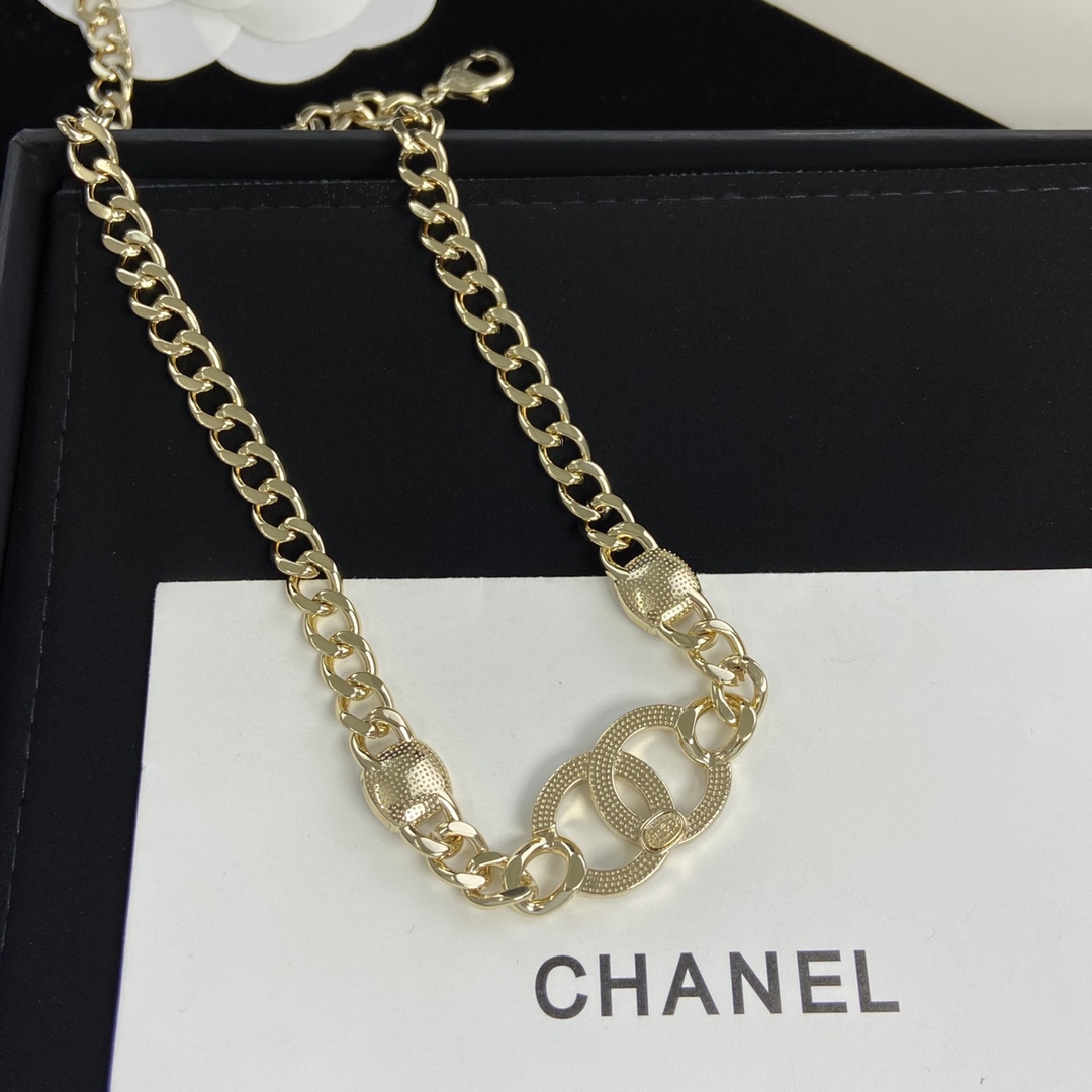 TOP CHANEL Turnlock Necklace