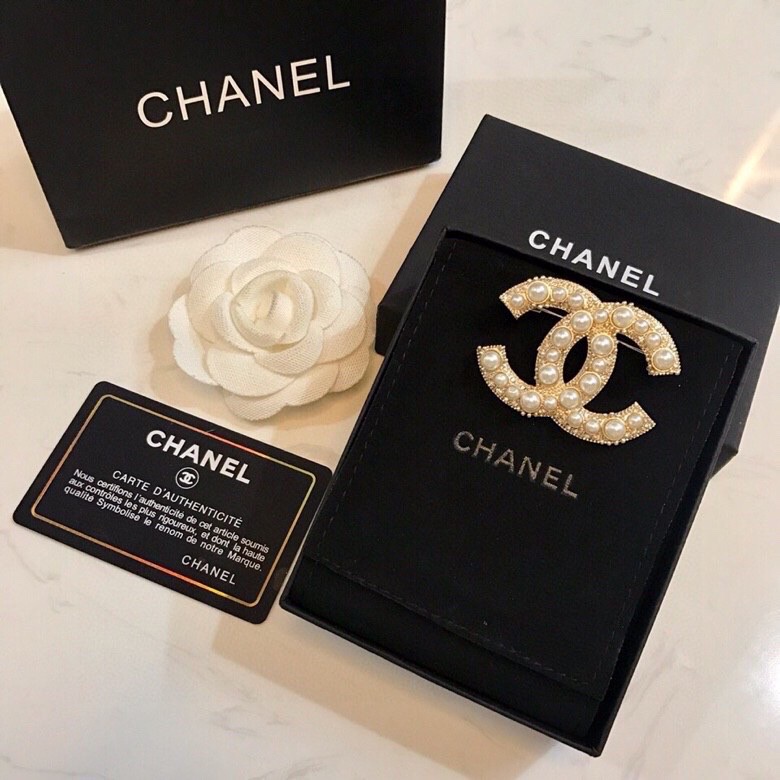 TOP CHANEL Double C Pearl Classic Brooch