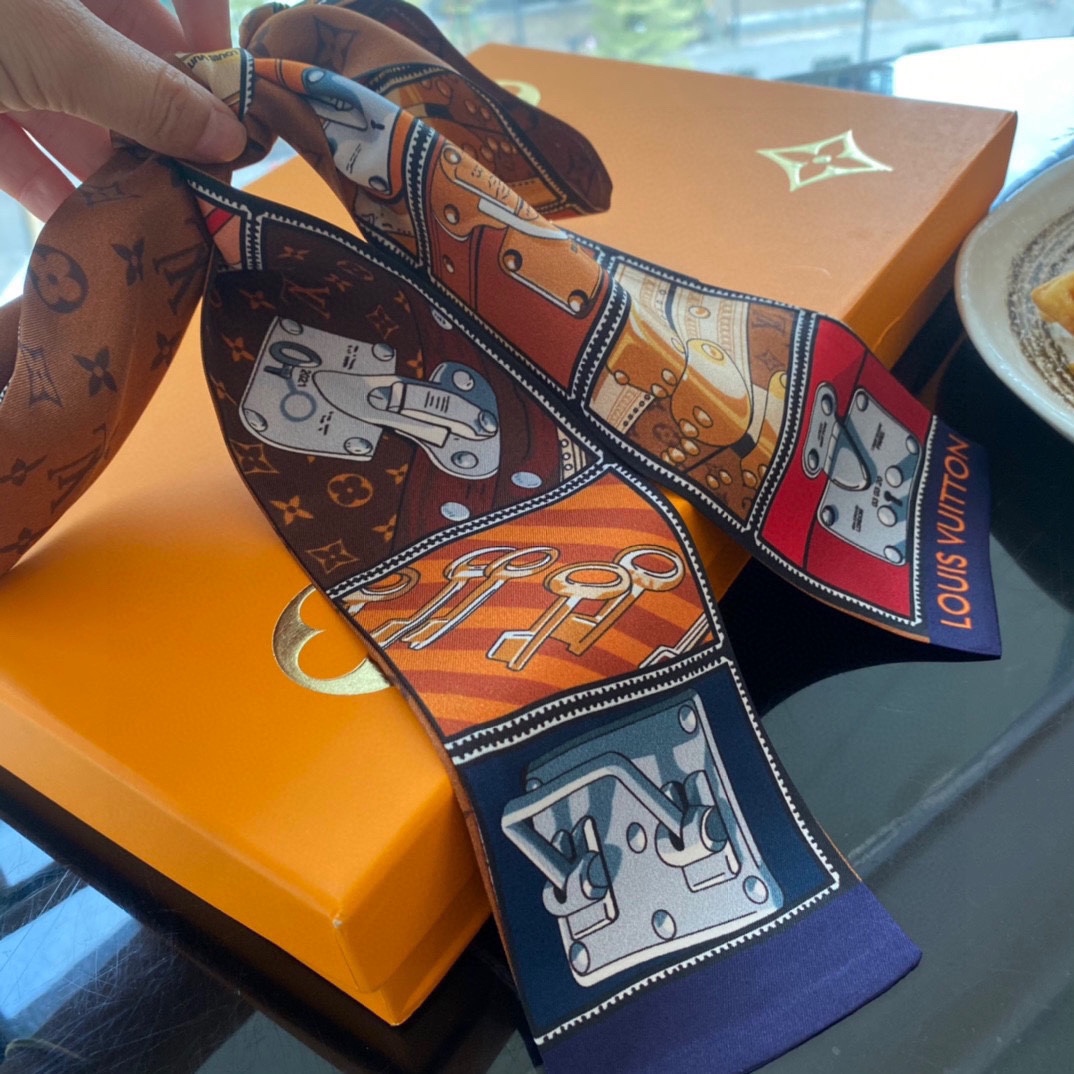 TOP Louis Vuitton LV L*V Tie Scarf