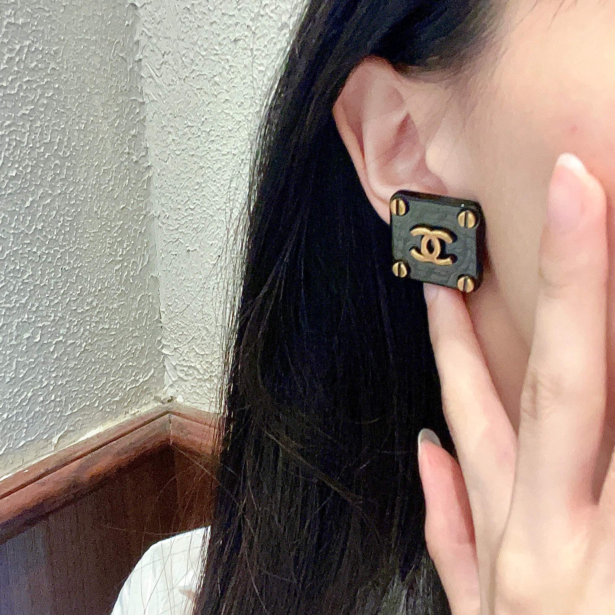 TOP CHANEL Square Earrings-Black