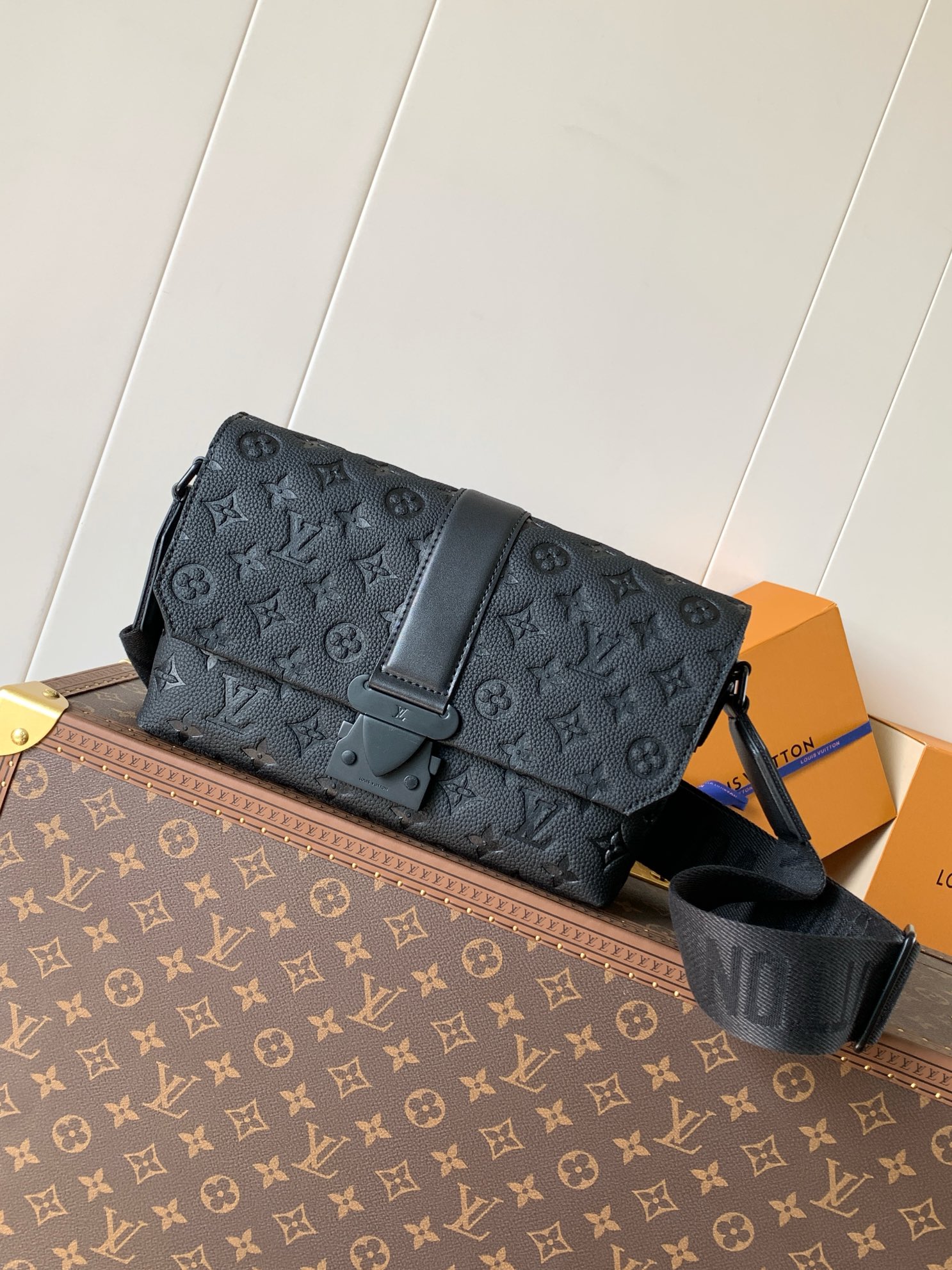 TOP Louis Vuitton LV Men's S-Cape Bag 28x16x10CM - Black
