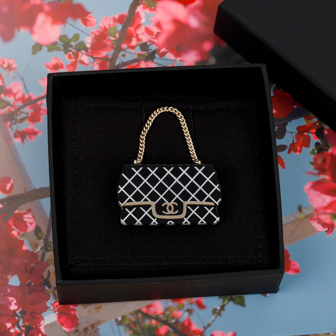 TOP CHANEL Vintage Classic Flab Bag Brooch - Black