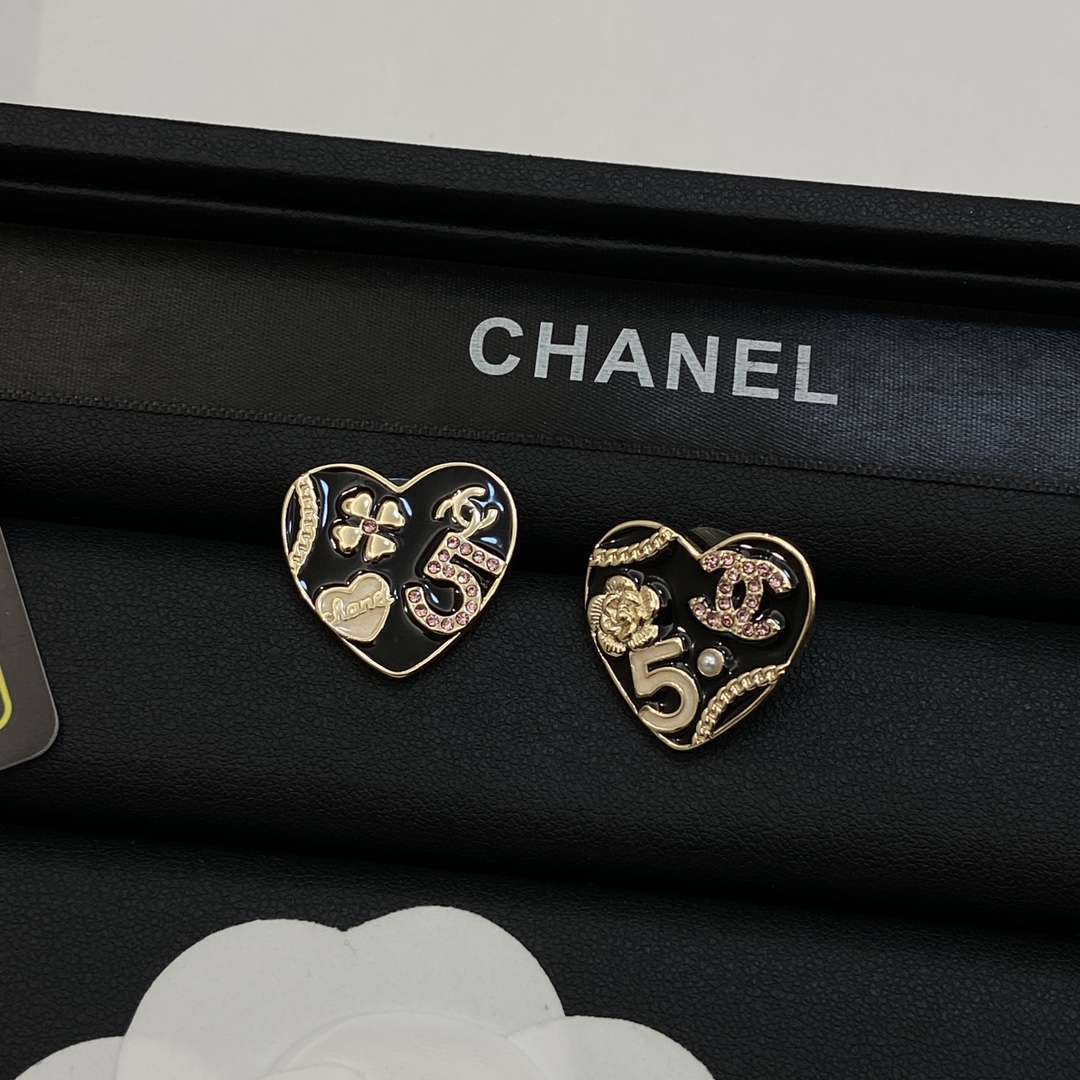 TOP CHANEL CC Heart Earrings-Black