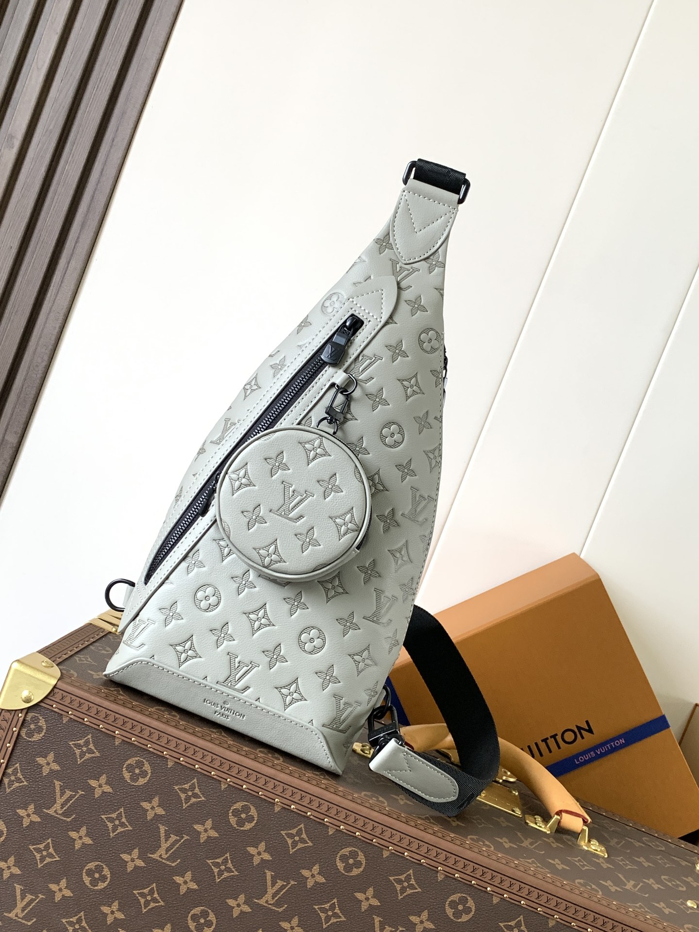 TOP Louis Vuitton LV Men's Duo Shoulder Bag Monogram Canvas and Taïga Calfskin Leather 20 x 42 x 6cm - Gray