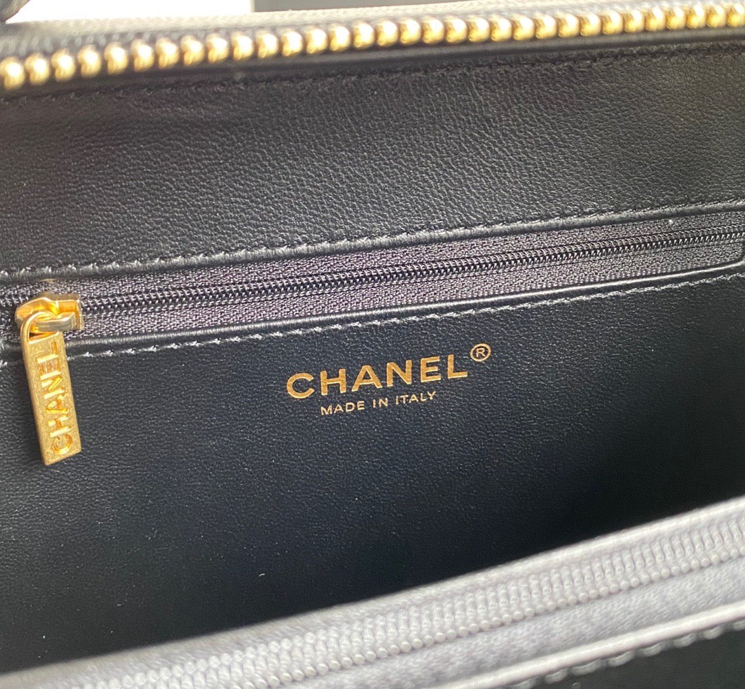 TOP CHANEL Vanity Case Bag Small - Black & GHW