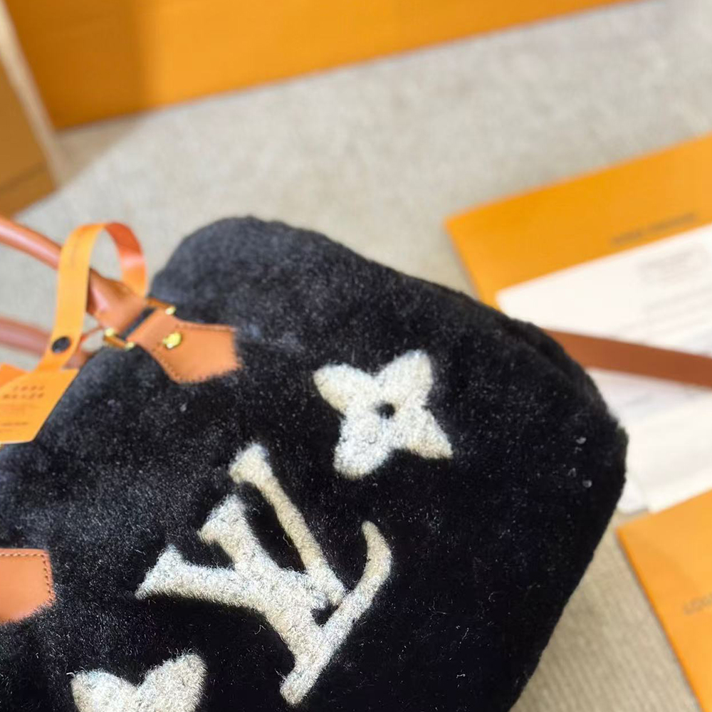 Louis Vuitton wool lamb bag (10A Mirror Version)