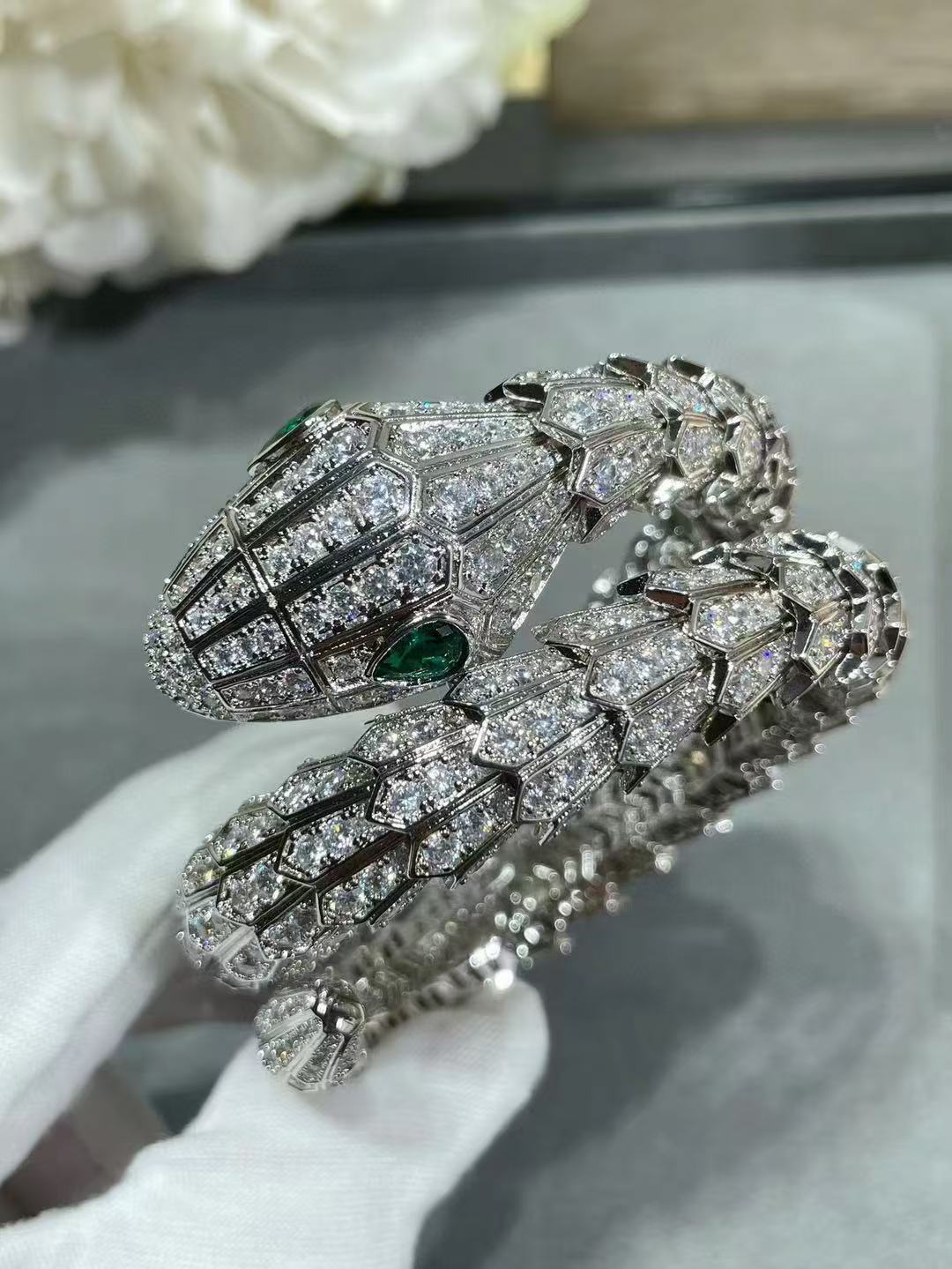 TOP BVLGARI Diamond and Emerald Eyes Serpenti Necklace+Bracelet Set-Sliver