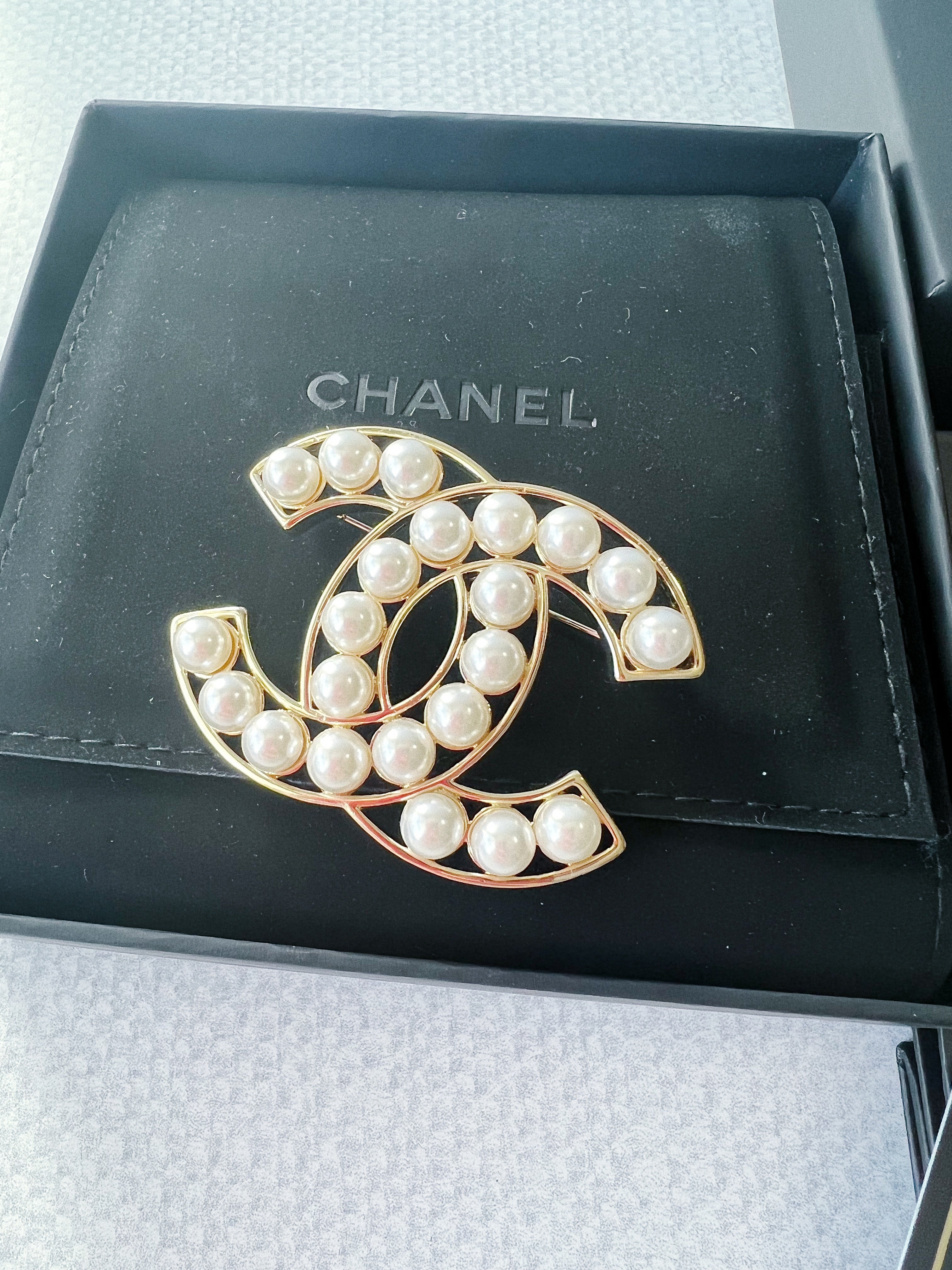 TOP CHANEL Gold Pearl Brooch