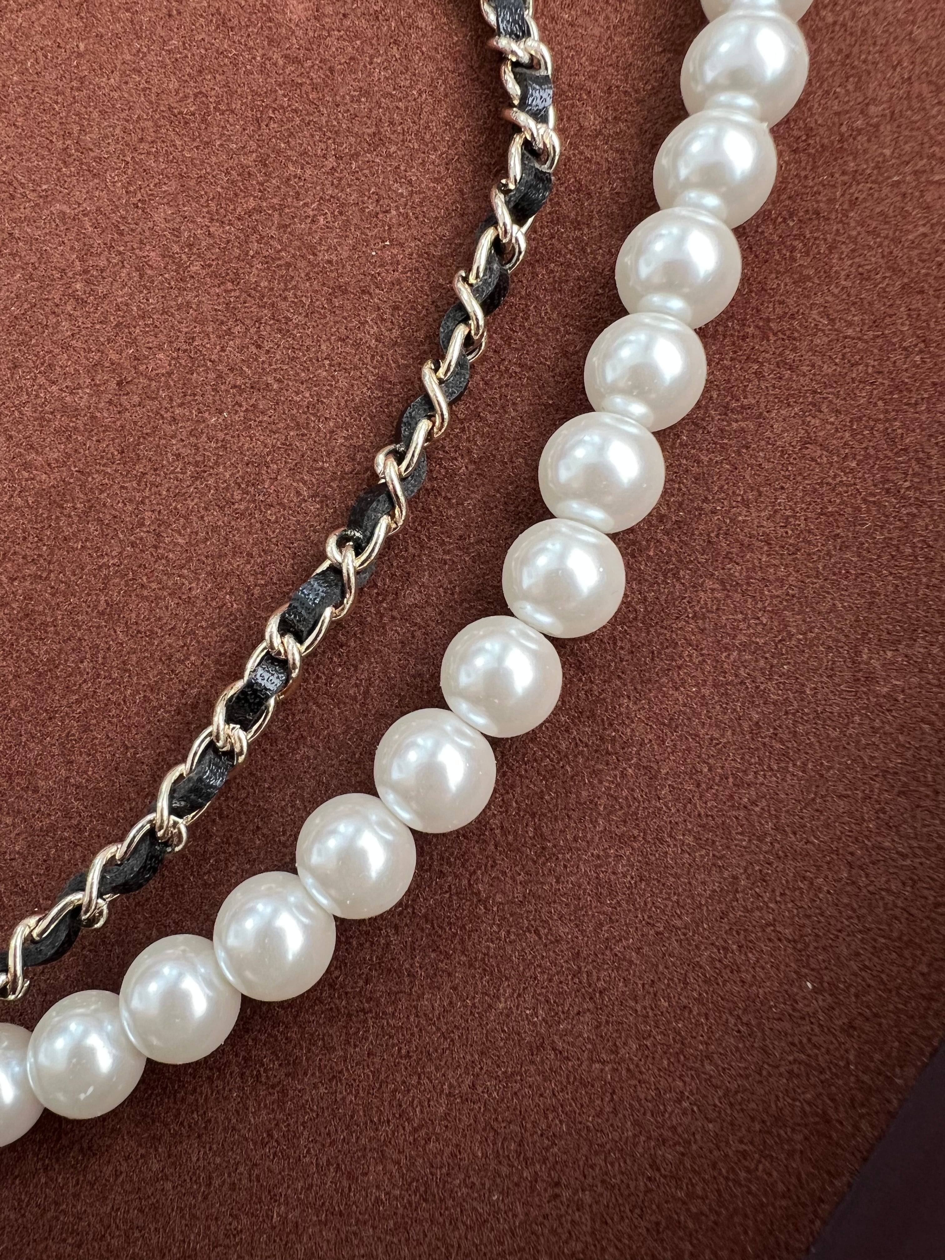 TOP CHANEL Logo Crystal Pearl/Gold Chain/ Leather Necklace