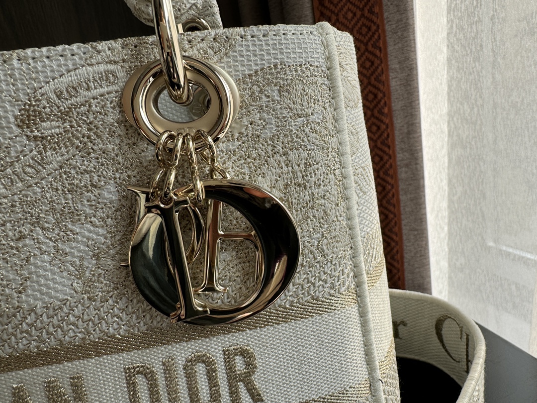 TOP Christian Dior Exquisite Butterfly Embroidery Lady Bags - 24x20x11cm