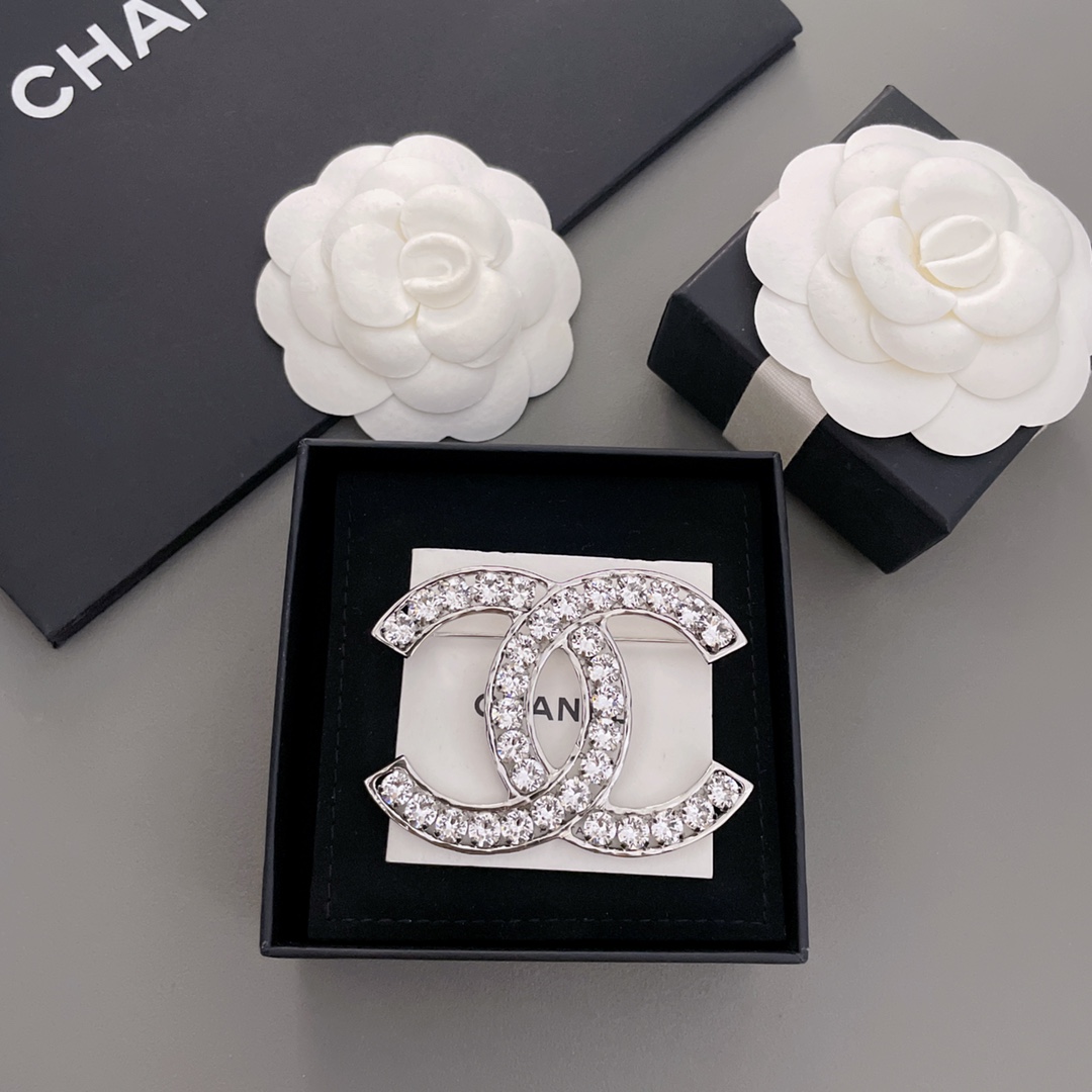 TOP CHANEL Double C Full Diamond Brooch