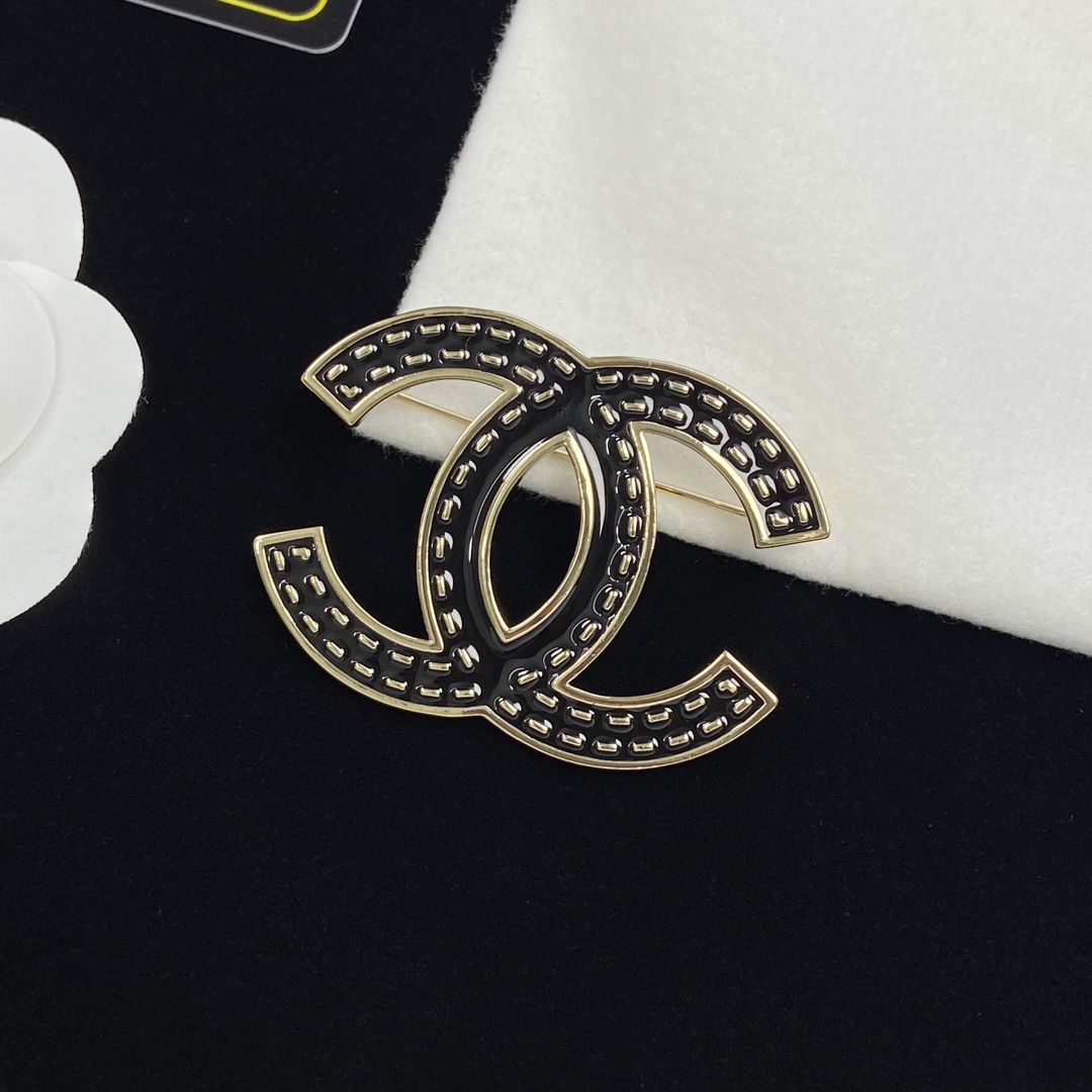 TOP CHANEL Large Metal Logo Brooch - Black