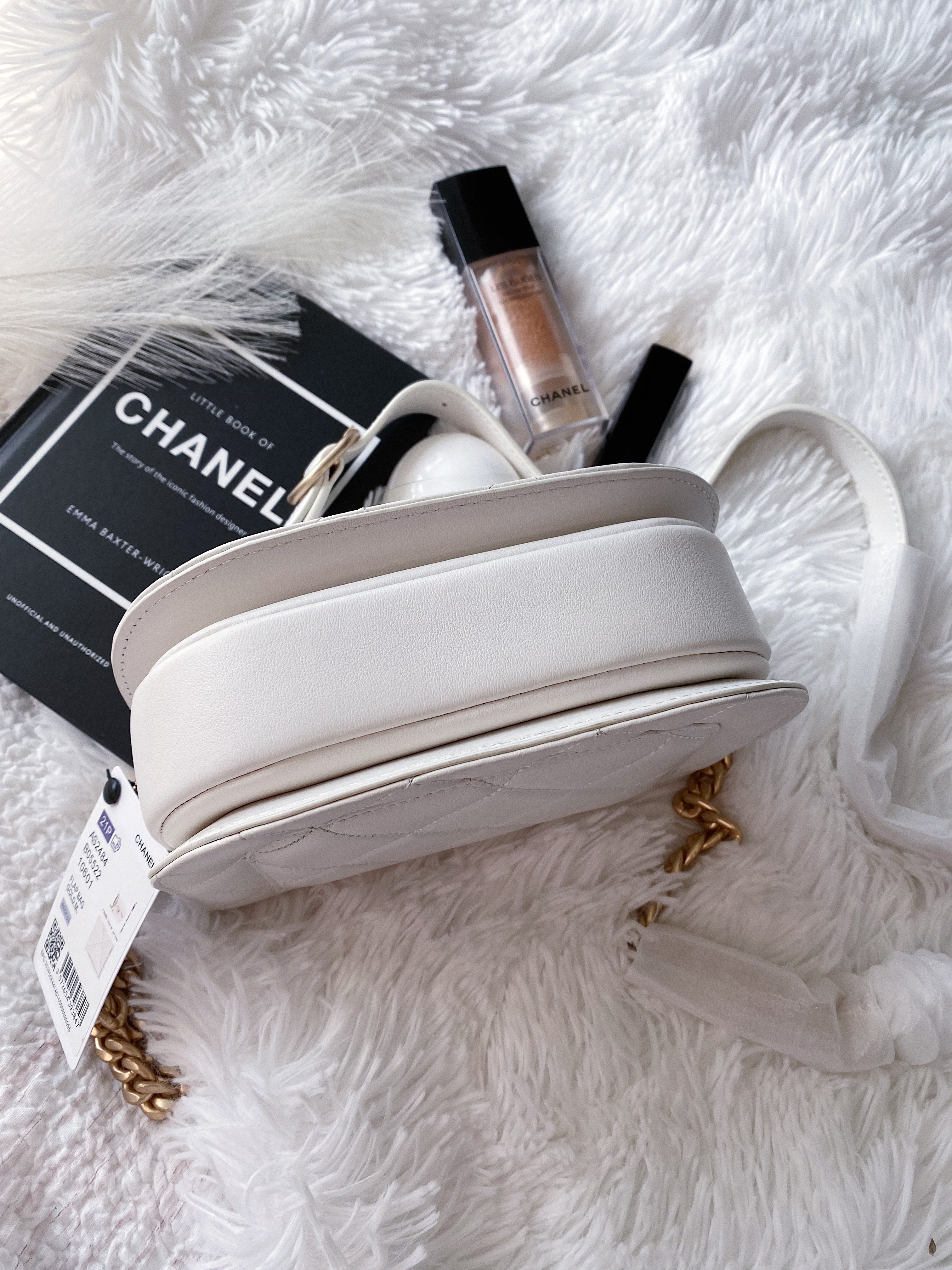 TOP CHANEL Messenger Bag Calfskin Mini - White