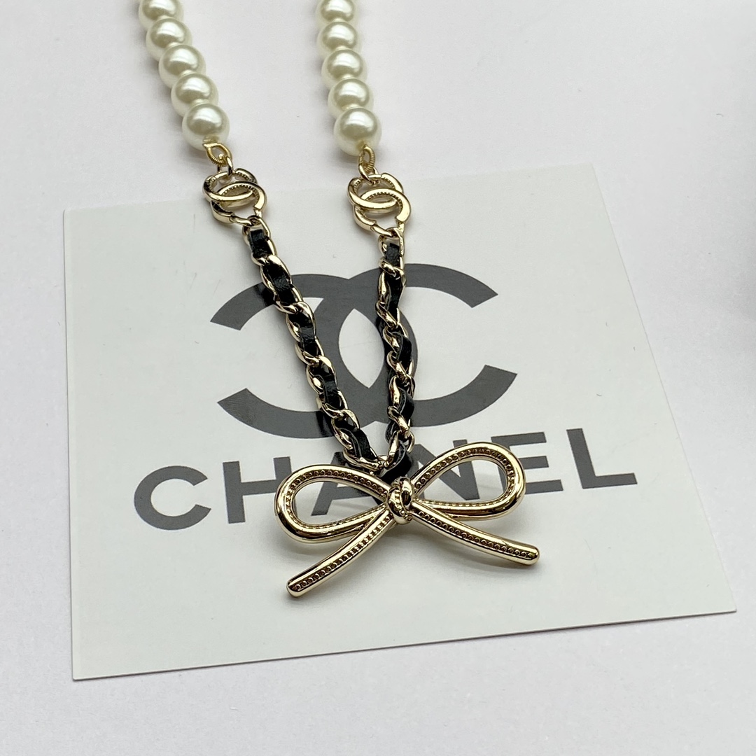 TOP CHANEL Pearl Necklace