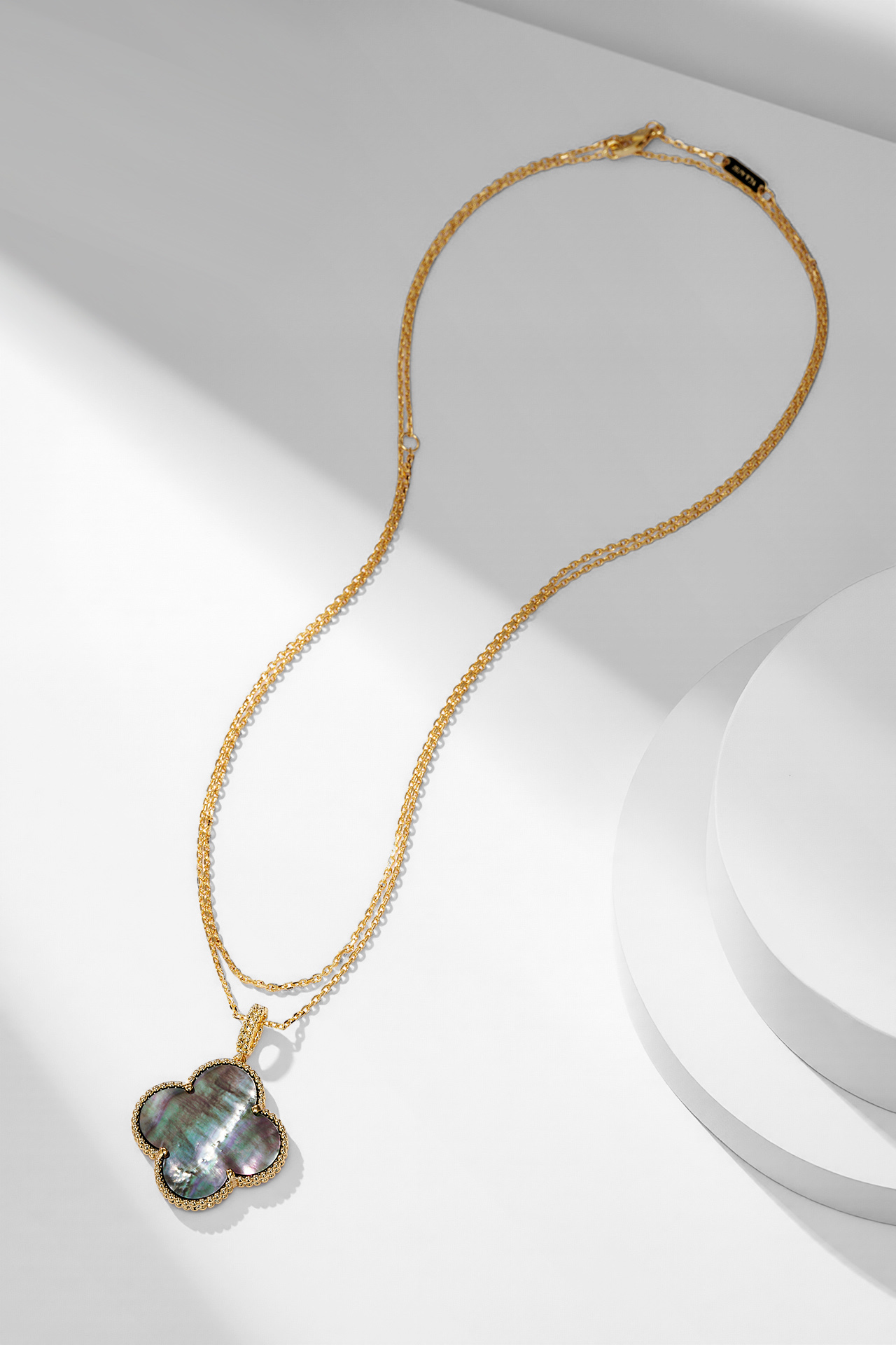 TOP Van Cleef & Arpels VCA Single Motif Stones Necklace -  Gold