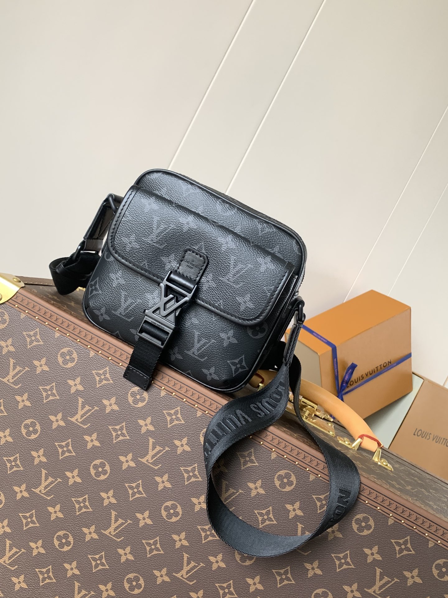TOP Louis Vuitton LV Getaway Messenger Bag Monogram Eclipse Canvas 19*20*6cm - Black