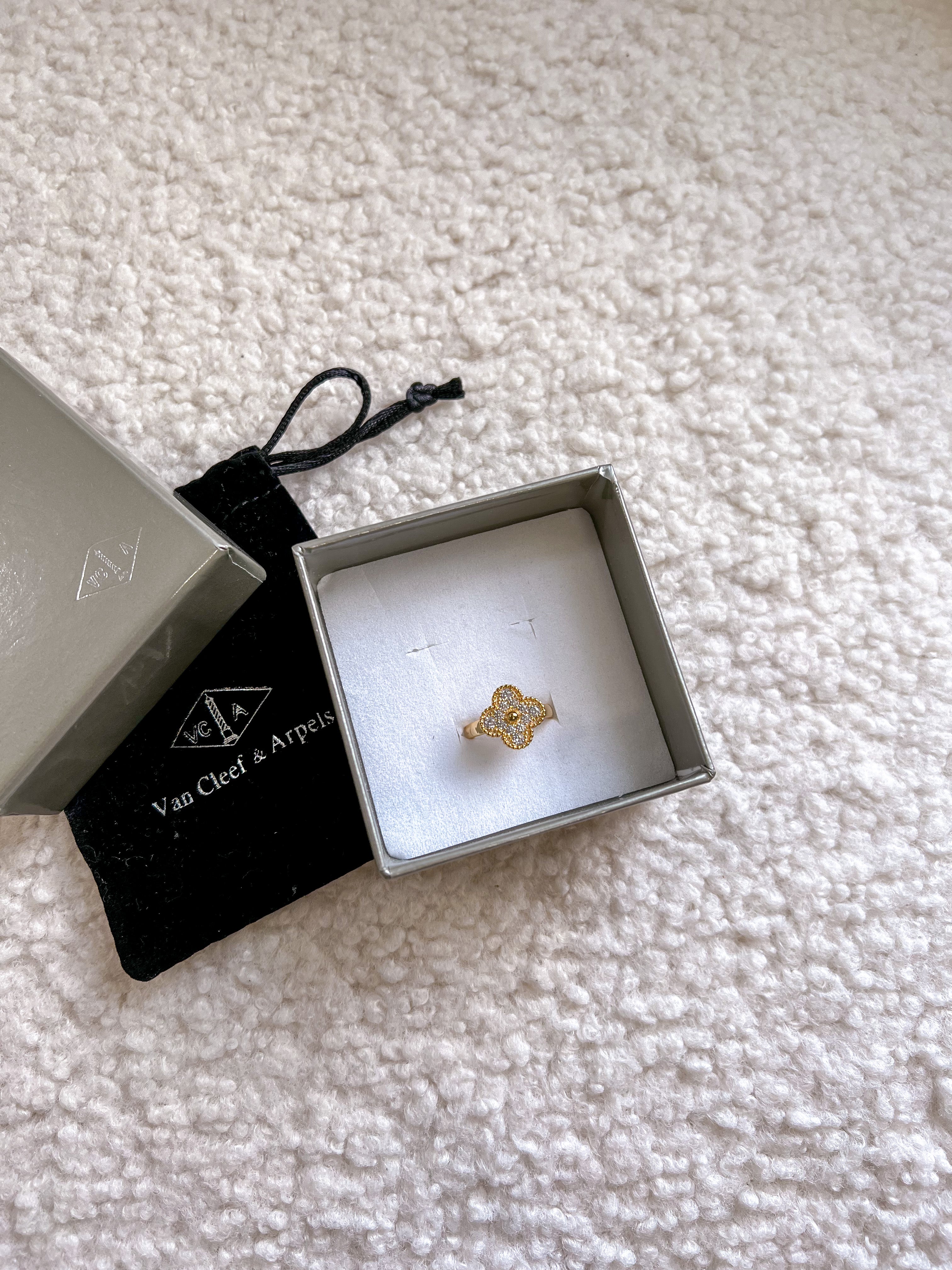 TOP Van Cleef & Arpels VCA Single Motif Ring w Stones - Gold