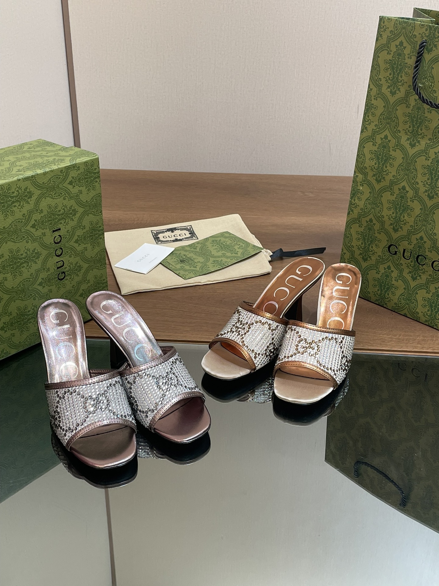 TOP GUCCI GG Crystal Contrast Color Slippers - 2 Color