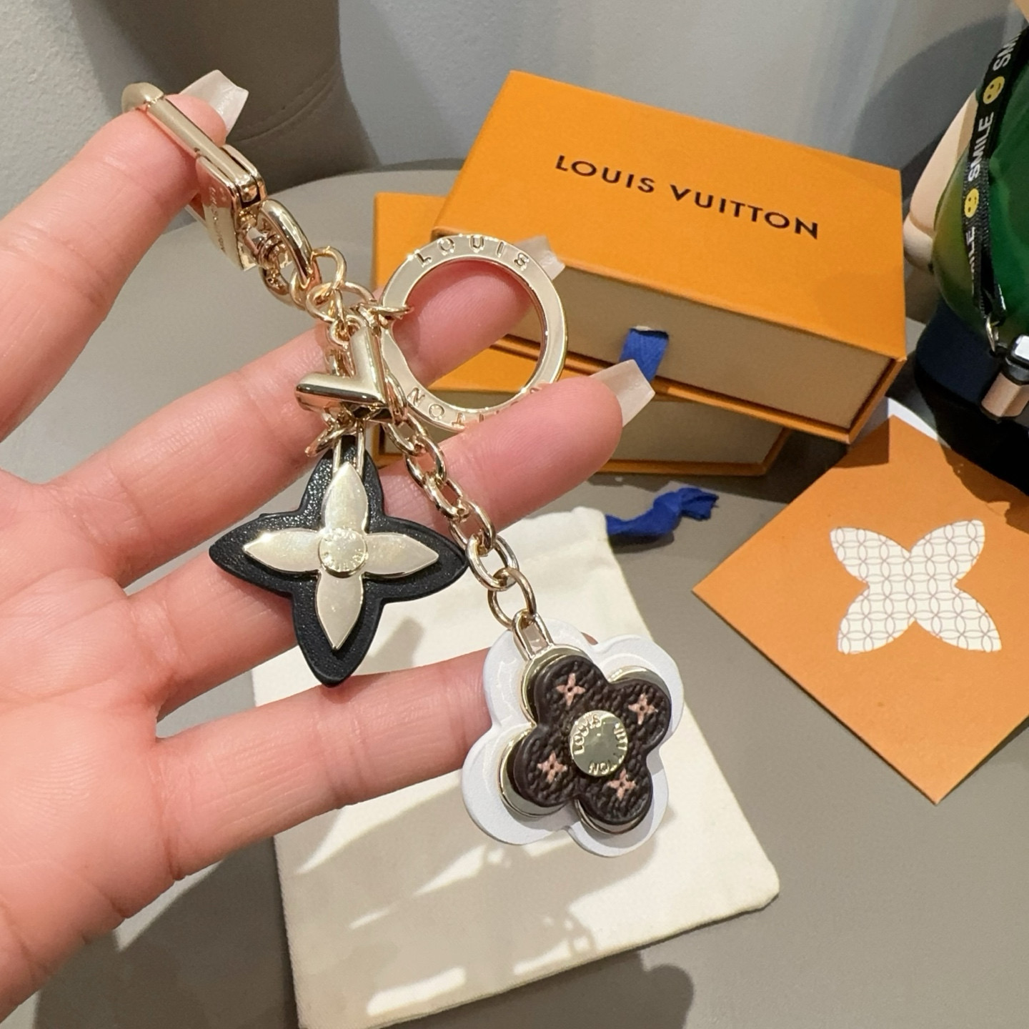 TOP Louis Vuitton LV Keychain - Brown
