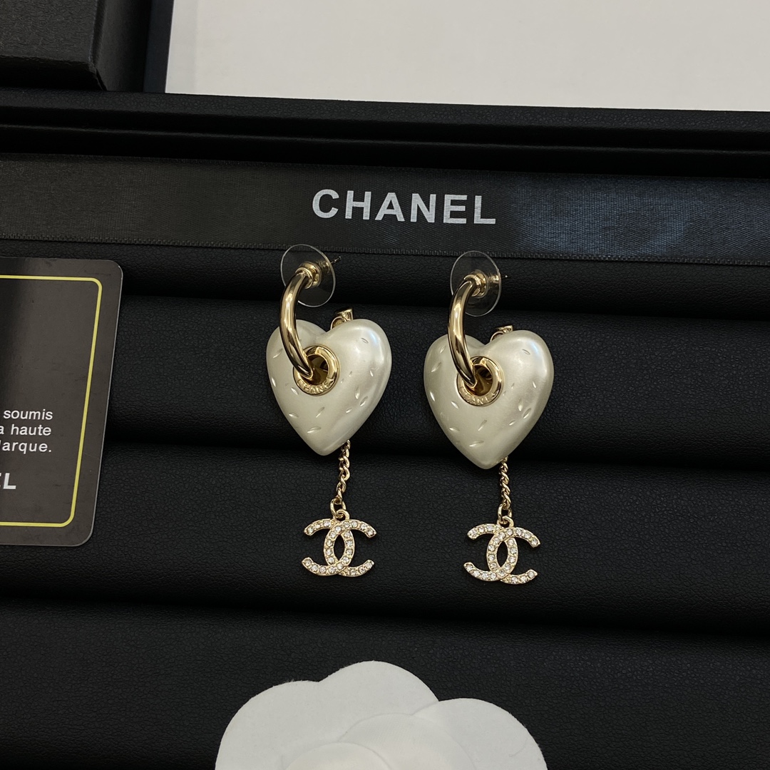 TOP CHANEL Pendant Earrings