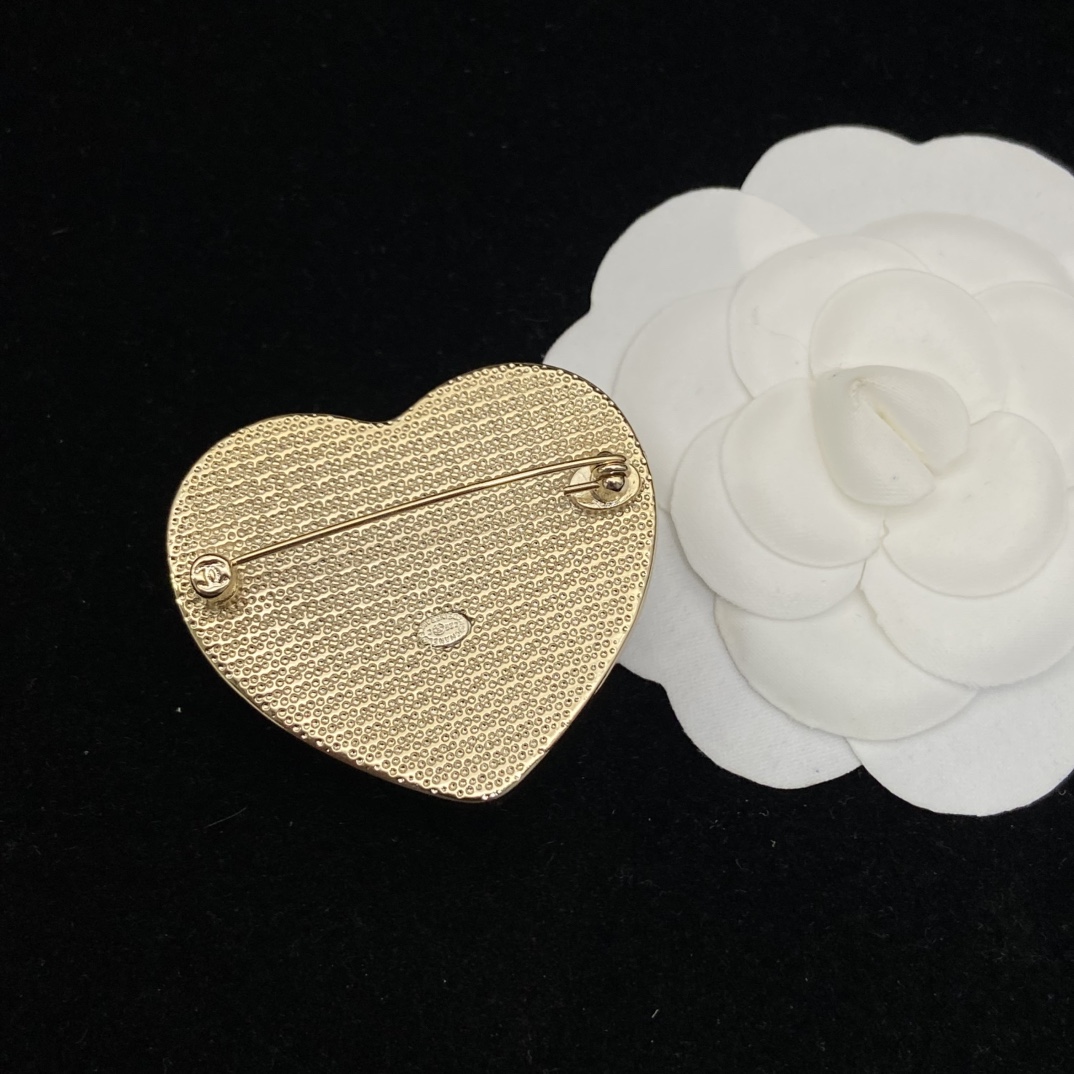 TOP CHANEL CC Heart Brooch - White