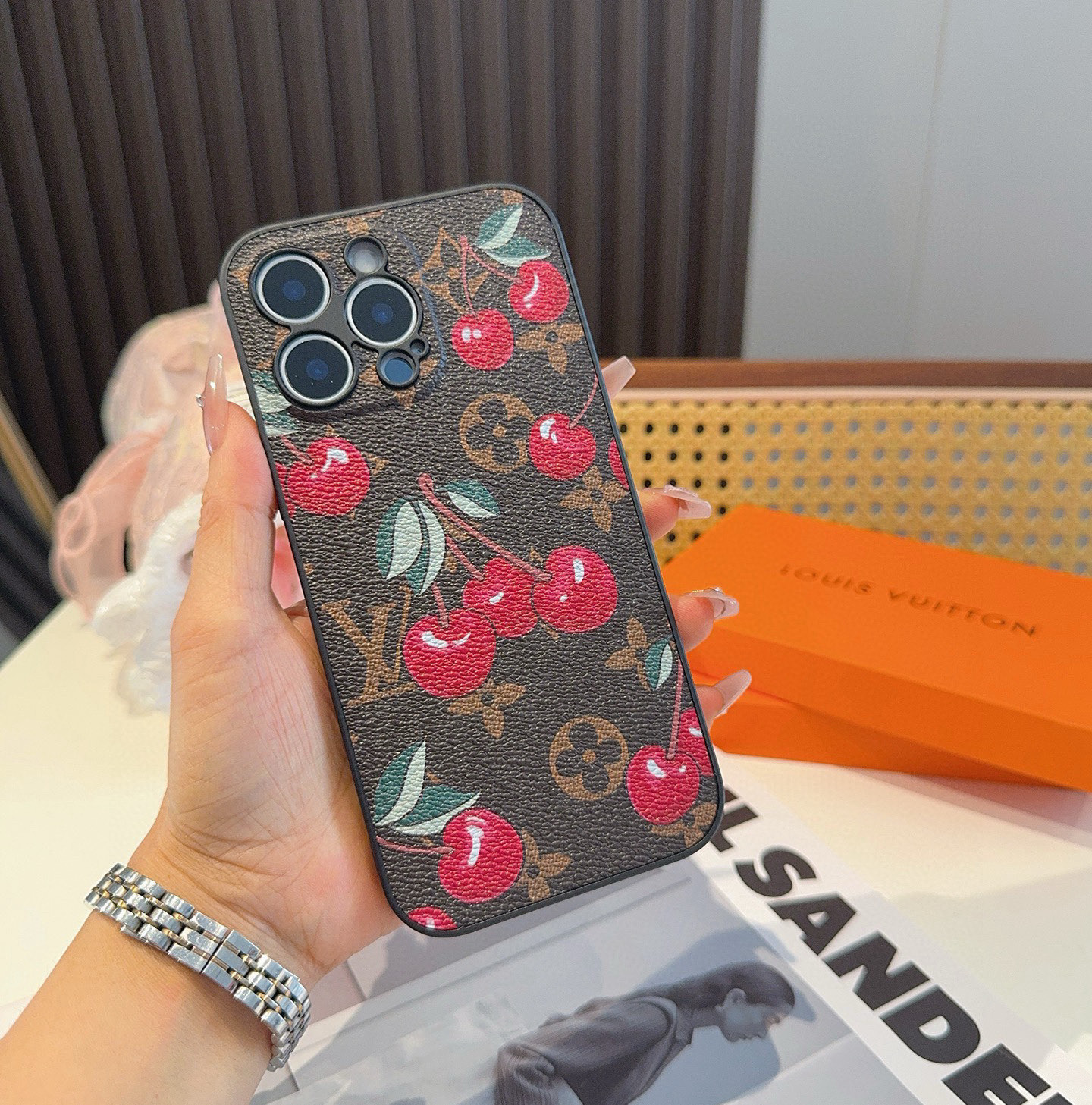TOP Louis Vuitton LV  Phone Case- Brown