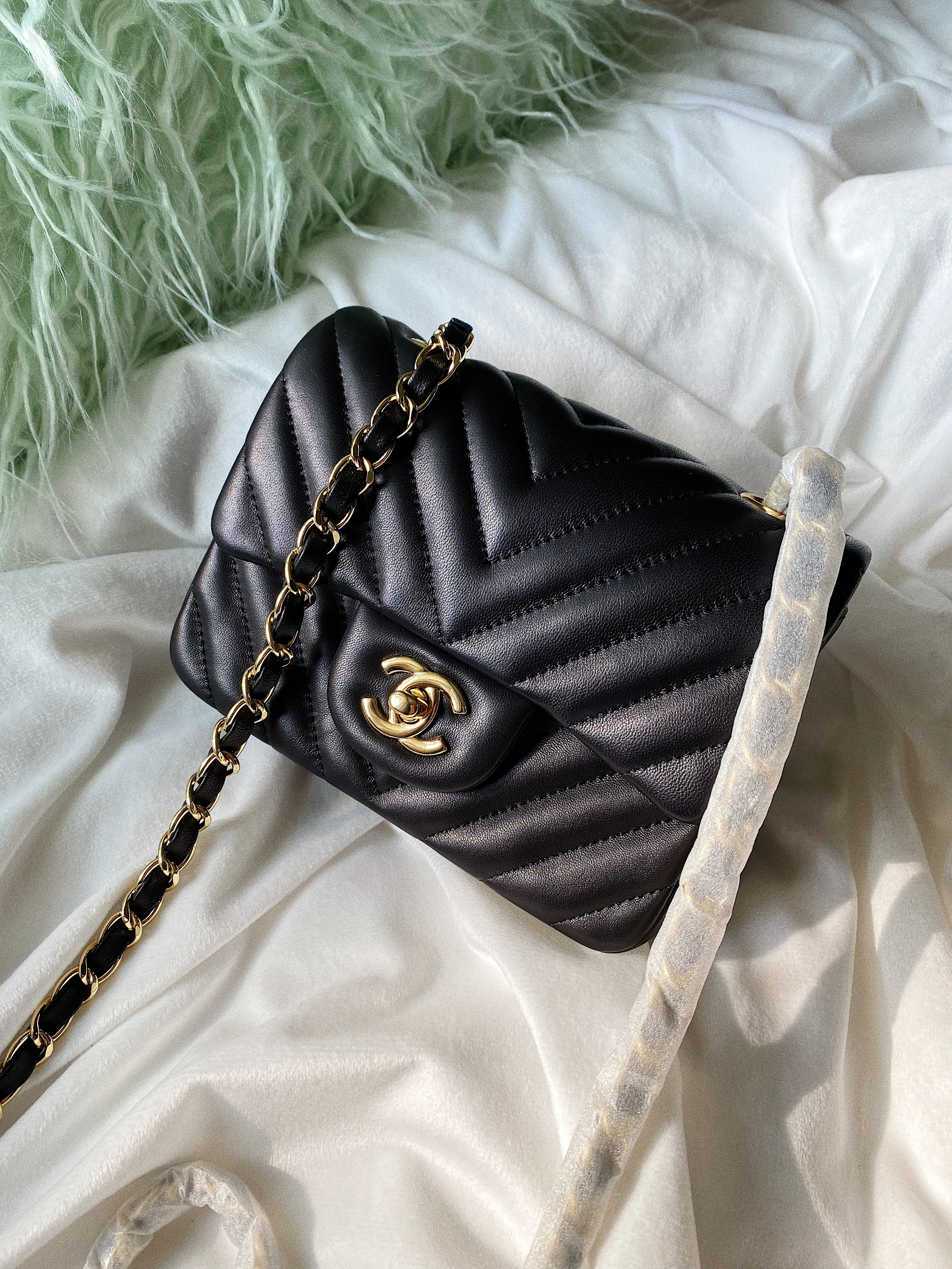 TOP CHANEL Classic Flap Bag Chevron Mini 20cm - Black