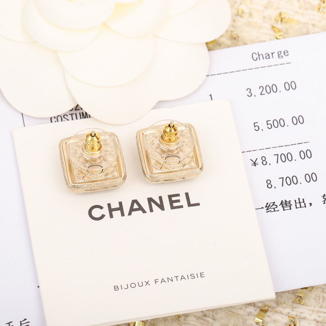 TOP CHANEL Block Resin CC Earrings