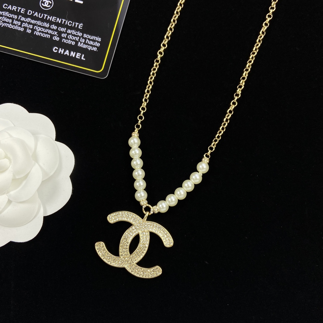 TOP CHANEL Metal/Pearl Gradient Diamond Necklace - Gold