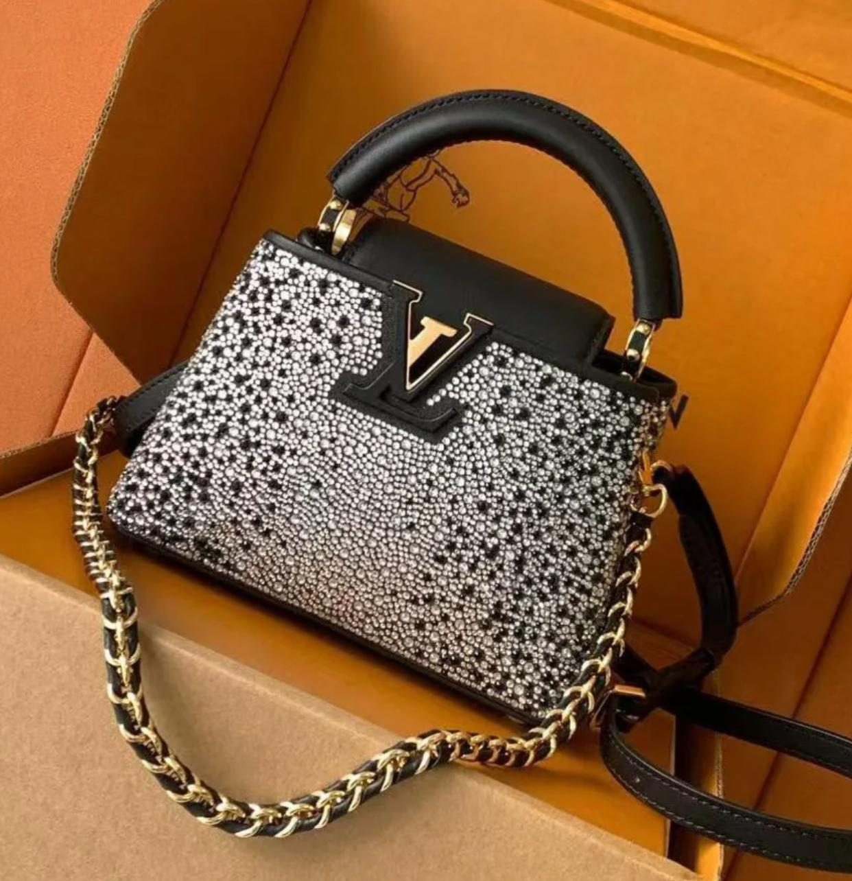 TOP Louis Vuitton LV Capucines Bag 22x12x8cm - Black