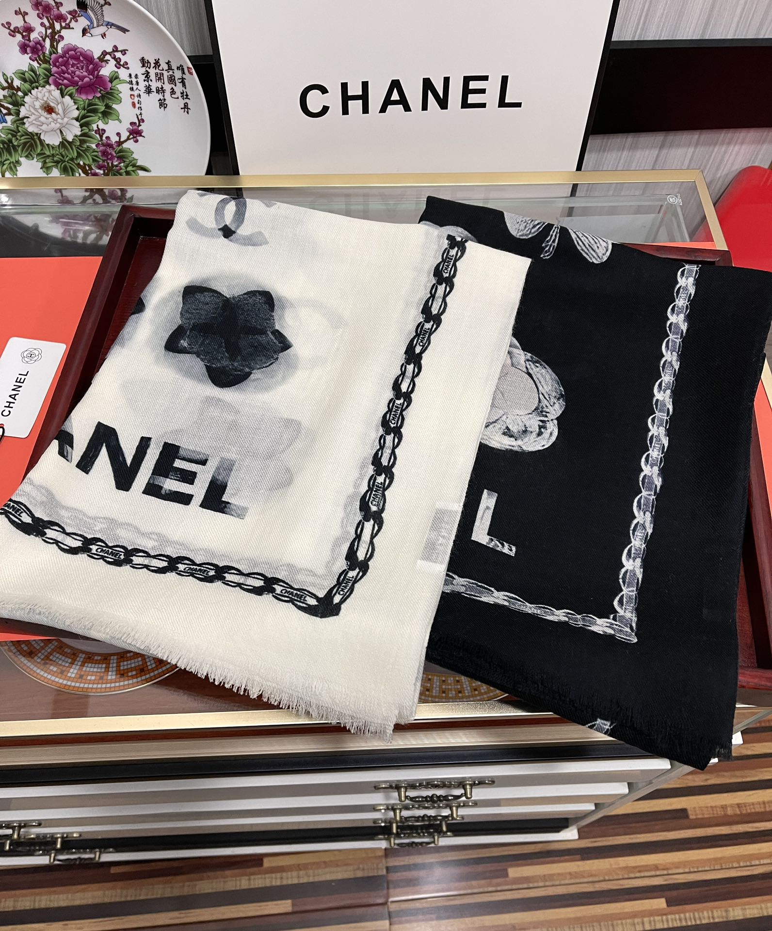 TOP CHANEL Double Sided Patterned Fleece Scarf 100 x 200 cm - 2 Colors