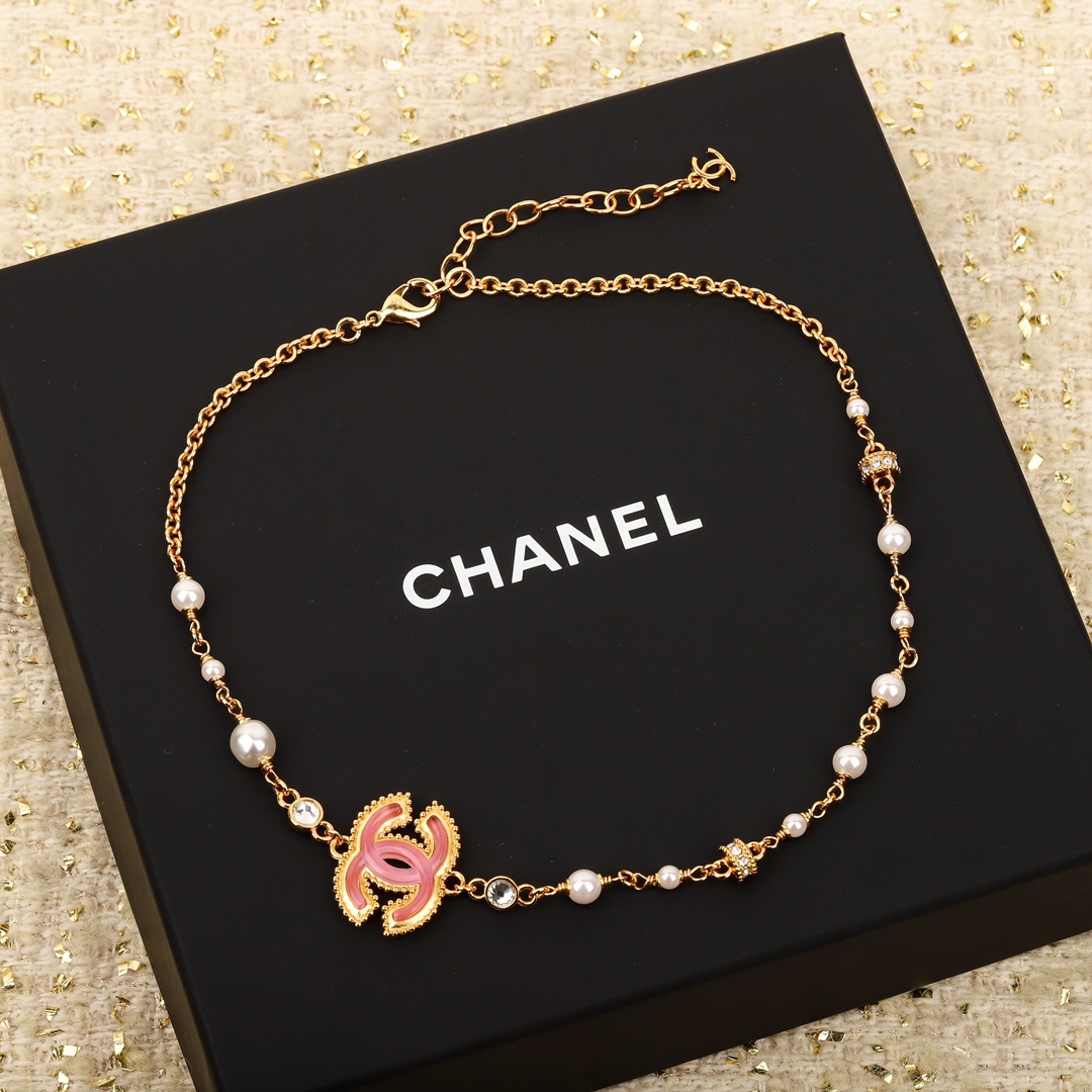 TOP CHANEL Pink Resin CC Pearl Necklace