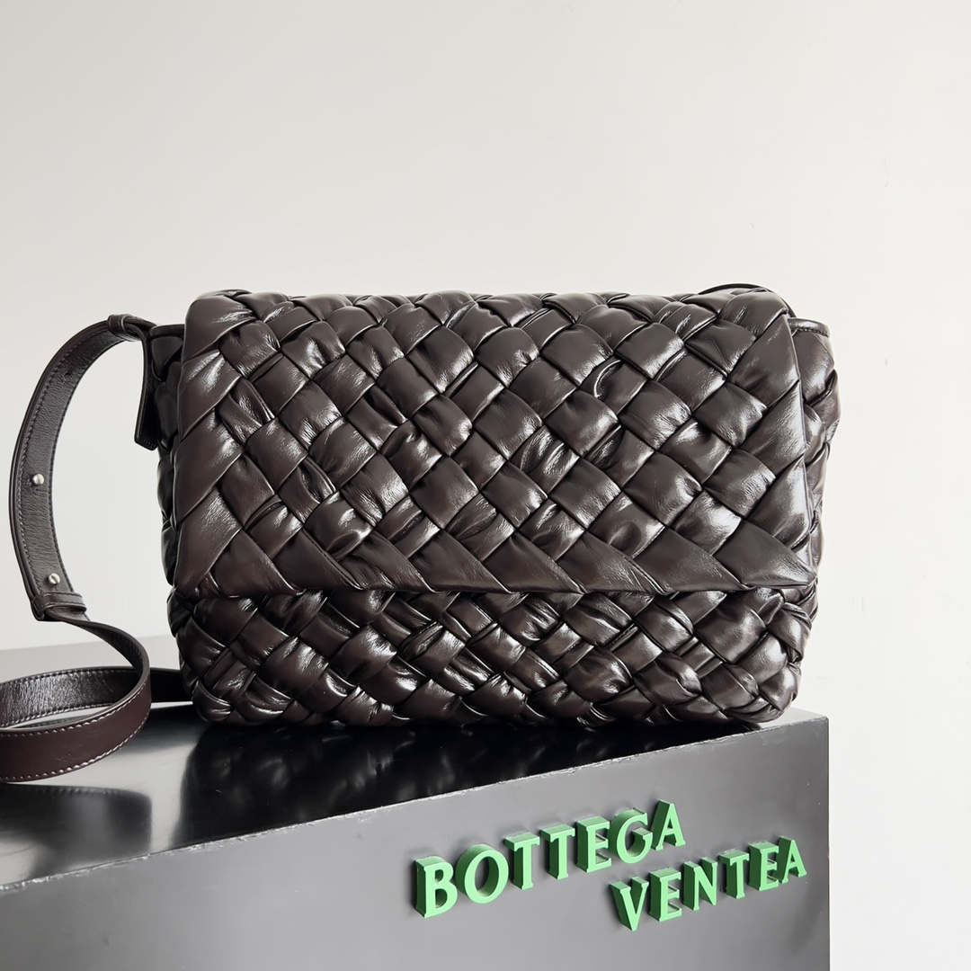 TOP Bottega Veneta BV Rumple Messenger Bag 30*23*7.5cm - Brown