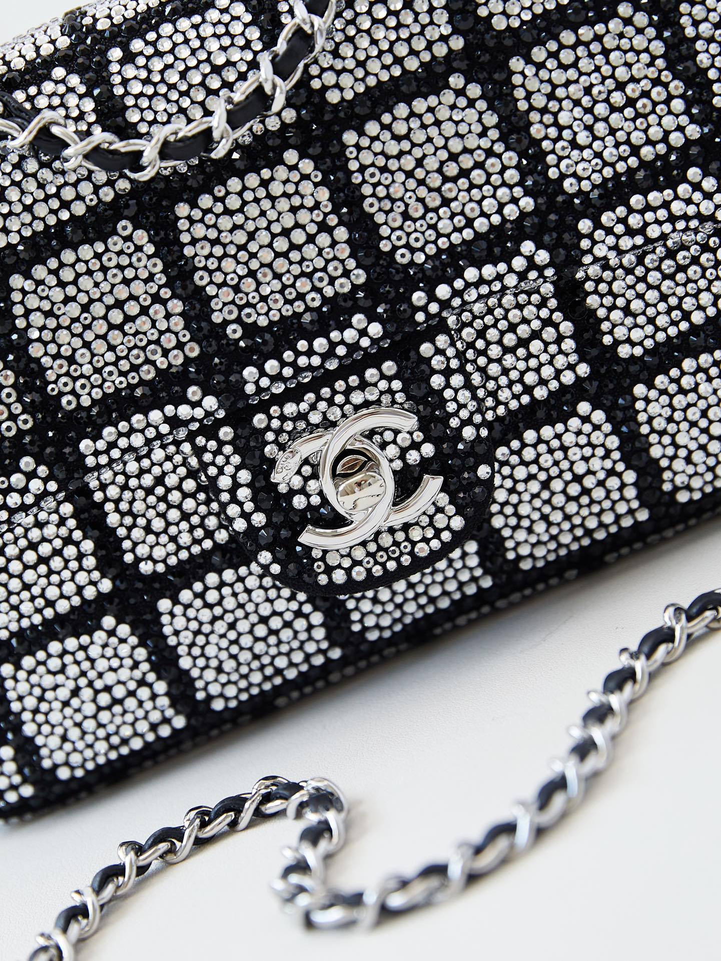 TOP CHANEL Flap Bag with Diamonds 13x21x8cm