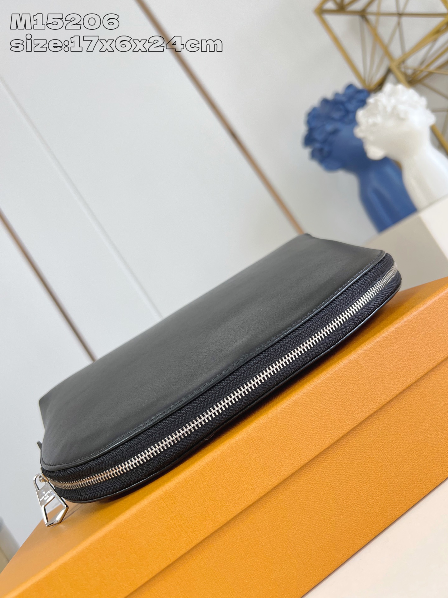 TOP Louis Vuitton LV Pochette Cosmétique Cosmetic Bag 17 x 6 x 24 cm - Black