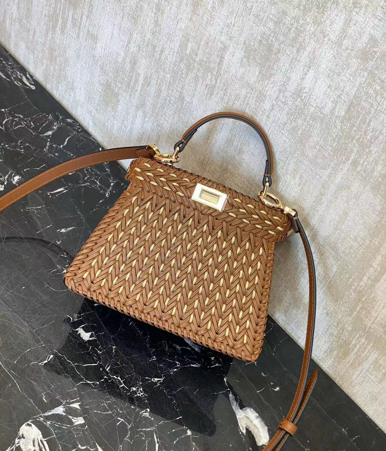 TOP FENDI Peekaboo ISeeU Bag 20x11x15.5cm - Brown