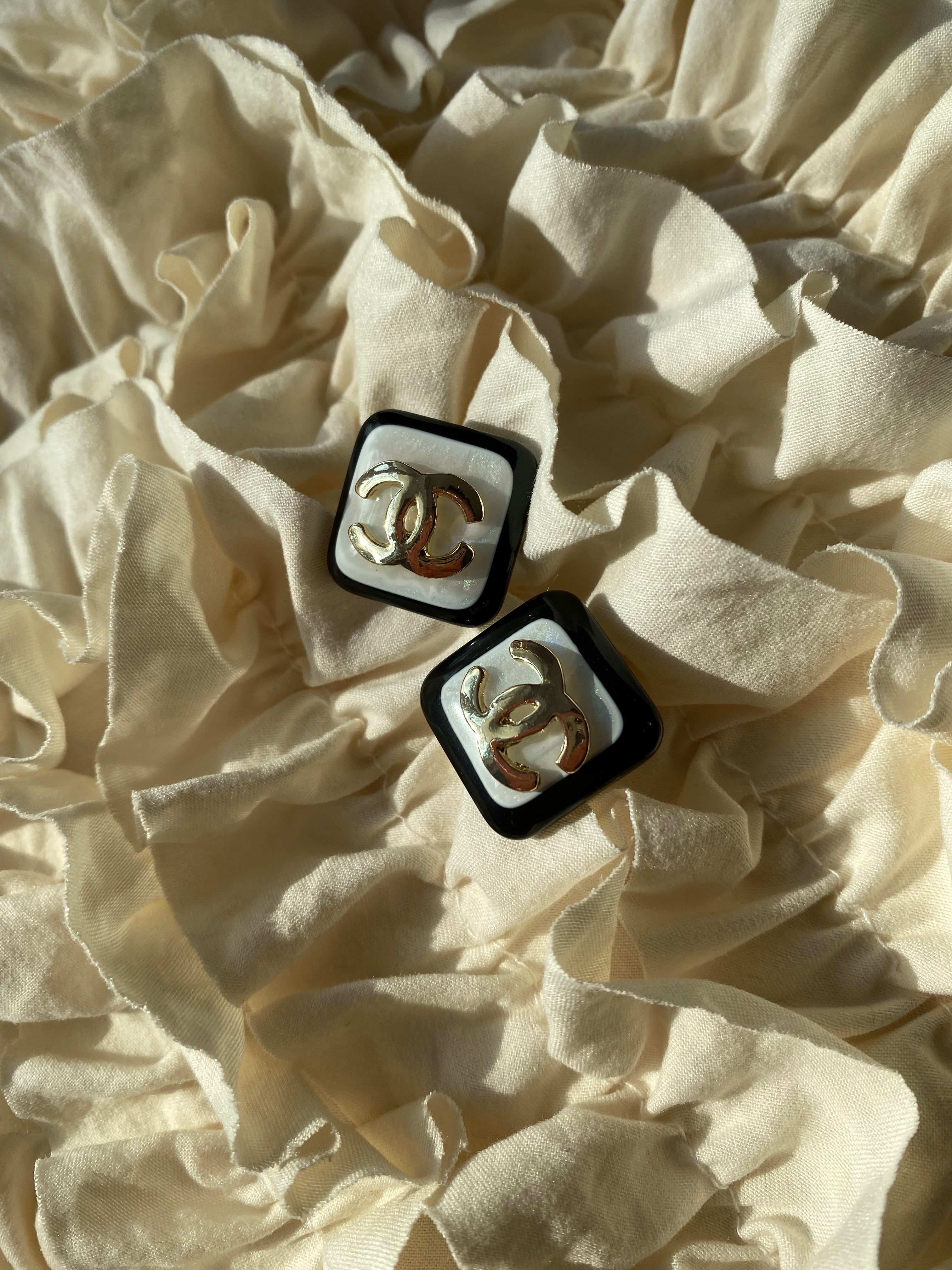 TOP CHANEL Square Black and White Earrings