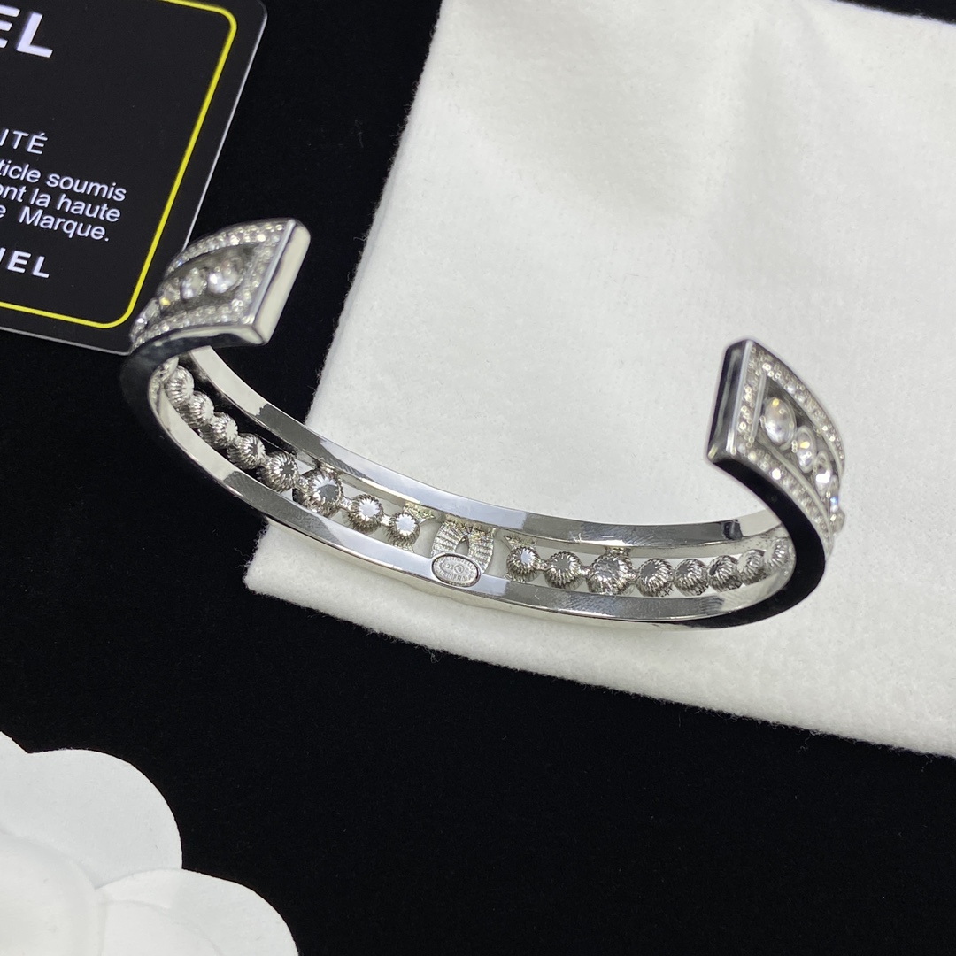 TOP CHANEL Metal/Diamond Bracelet - Silver