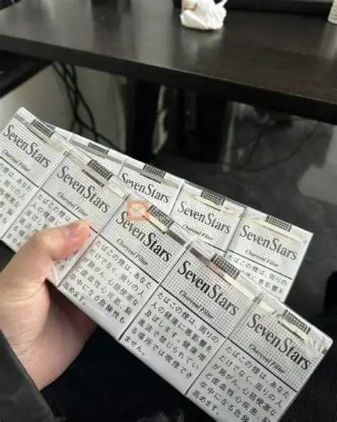 七星（日税软白 14mg）俗称：日版软白七星 / 七星王84mm 混合型粗支，软包，活性炭过滤嘴 Charcoal Filter，奶白简约软包装，20 支 / 包，无爆珠
理化参数：焦油 14mg，烟碱 1.2mg
口感：日系混合型标杆，未点燃有明显淡淡奶香；烟气极其顺滑柔和，14mg 焦油却不冲喉，活性炭滤嘴过滤杂气，烟草本香温润，带微微酸梅奶香，烟灰紧实，尾段干净不发苦RM265.00oknoni七星（日税软白 14mg）俗称：日版软白七星 / 七星王 - oknoni