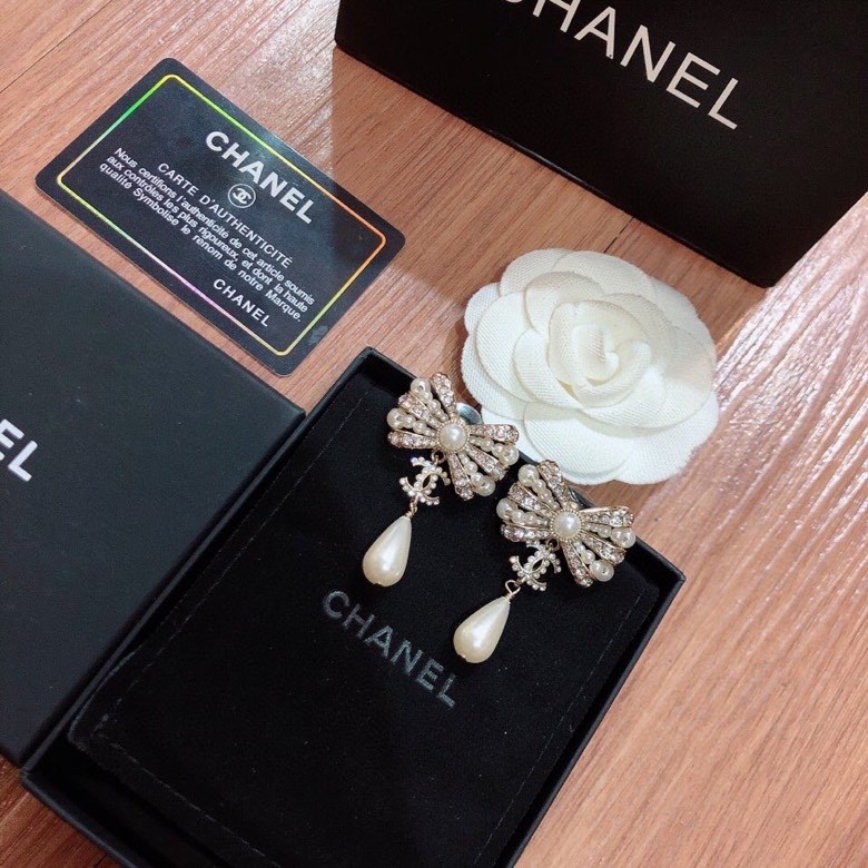 TOP CHANEL Pearl Bow Earrings