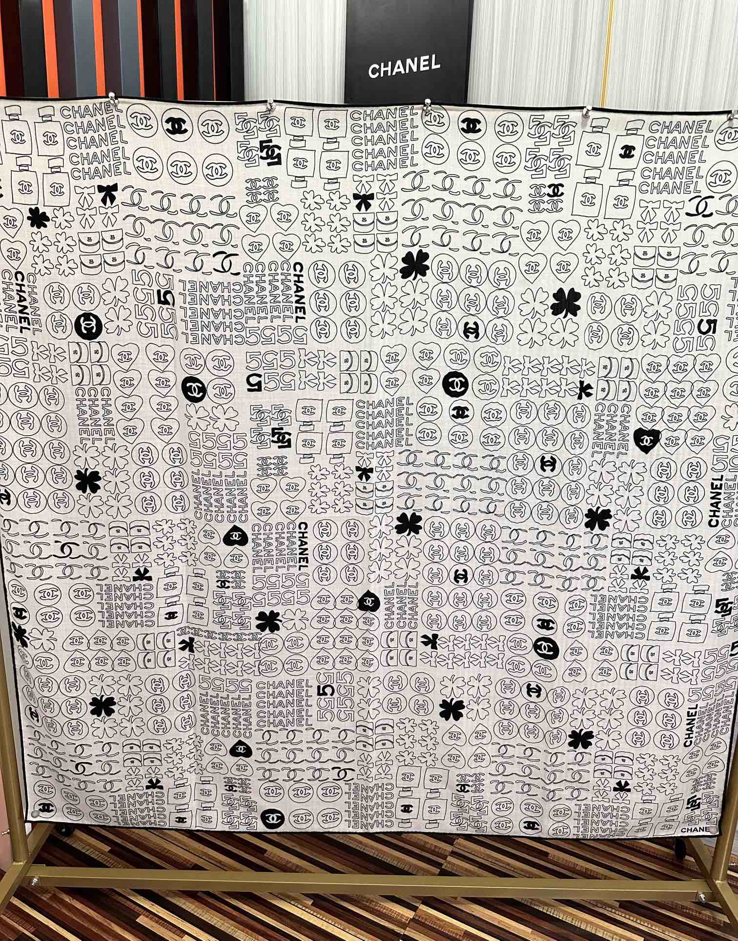 TOP Chanel Classic Camellia Scarf 140x140 cm - 2 Colors
