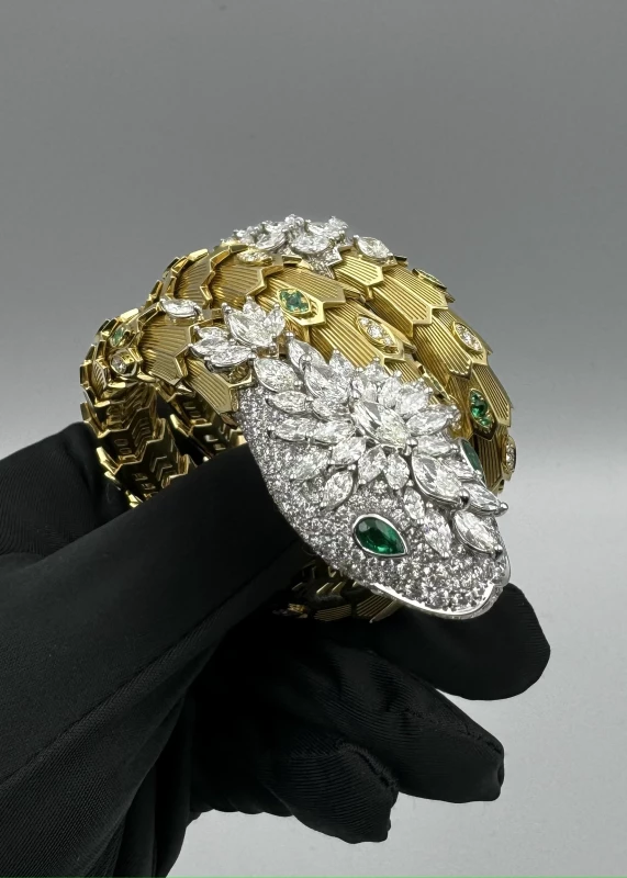 TOP BVLGARI Diamond and Emerald Eyes Serpenti Necklace+Bracelet Set-Yellow Gold