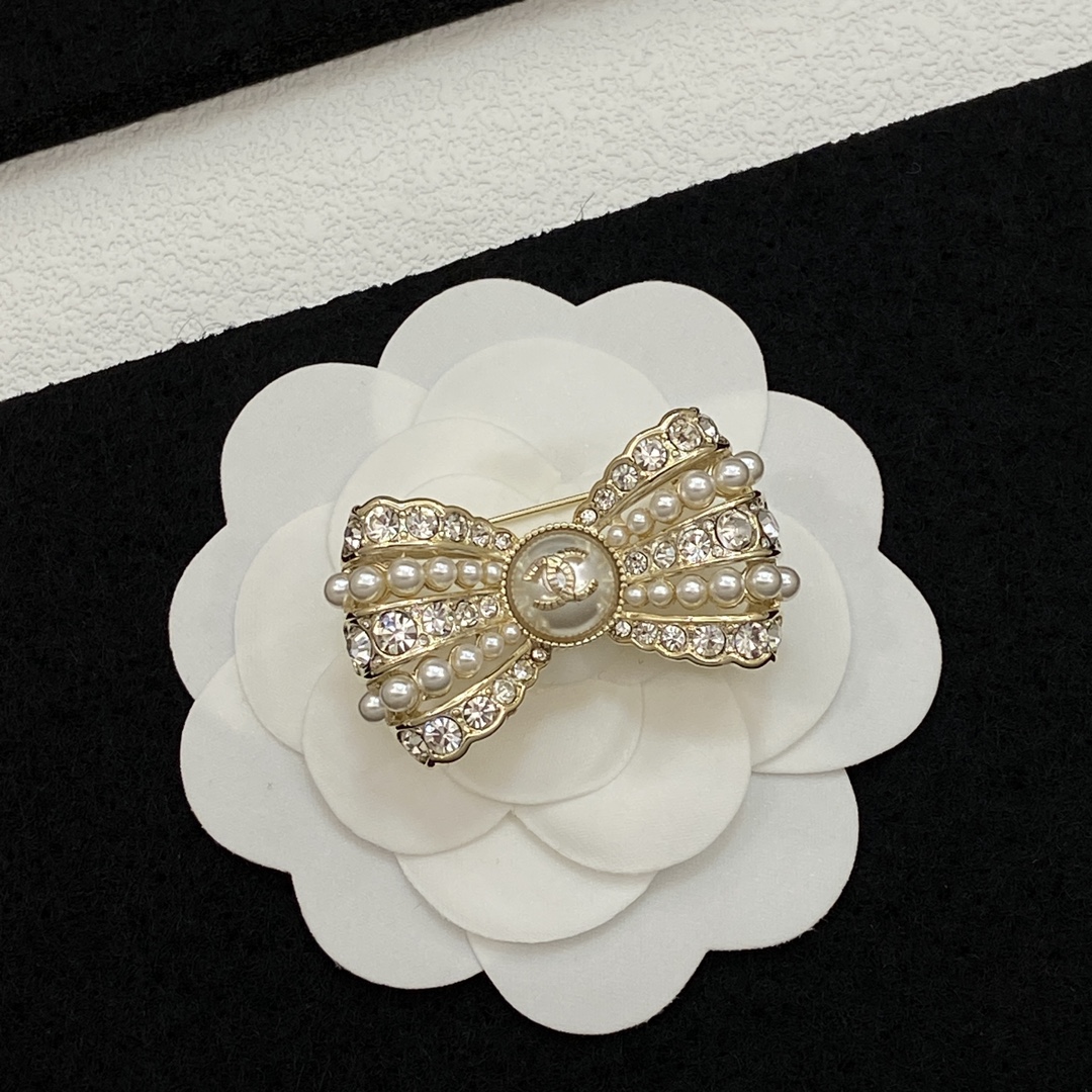TOP CHANEL Bow Pearl Brooch - Gold