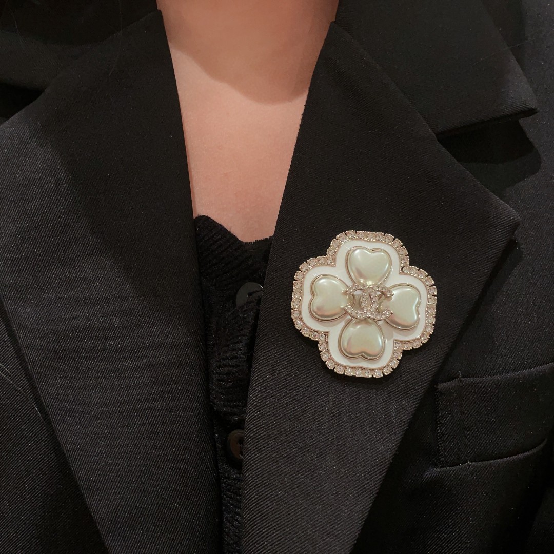 TOP CHANEL  Brooch - White and Gold