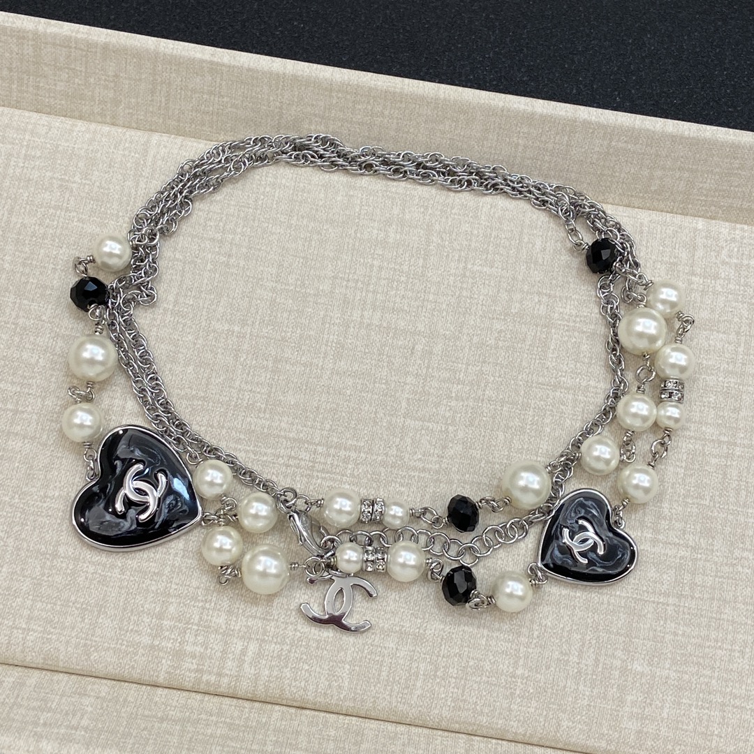 TOP CHANEL Sweater Necklace with Pearls and Heart Shape - Silver