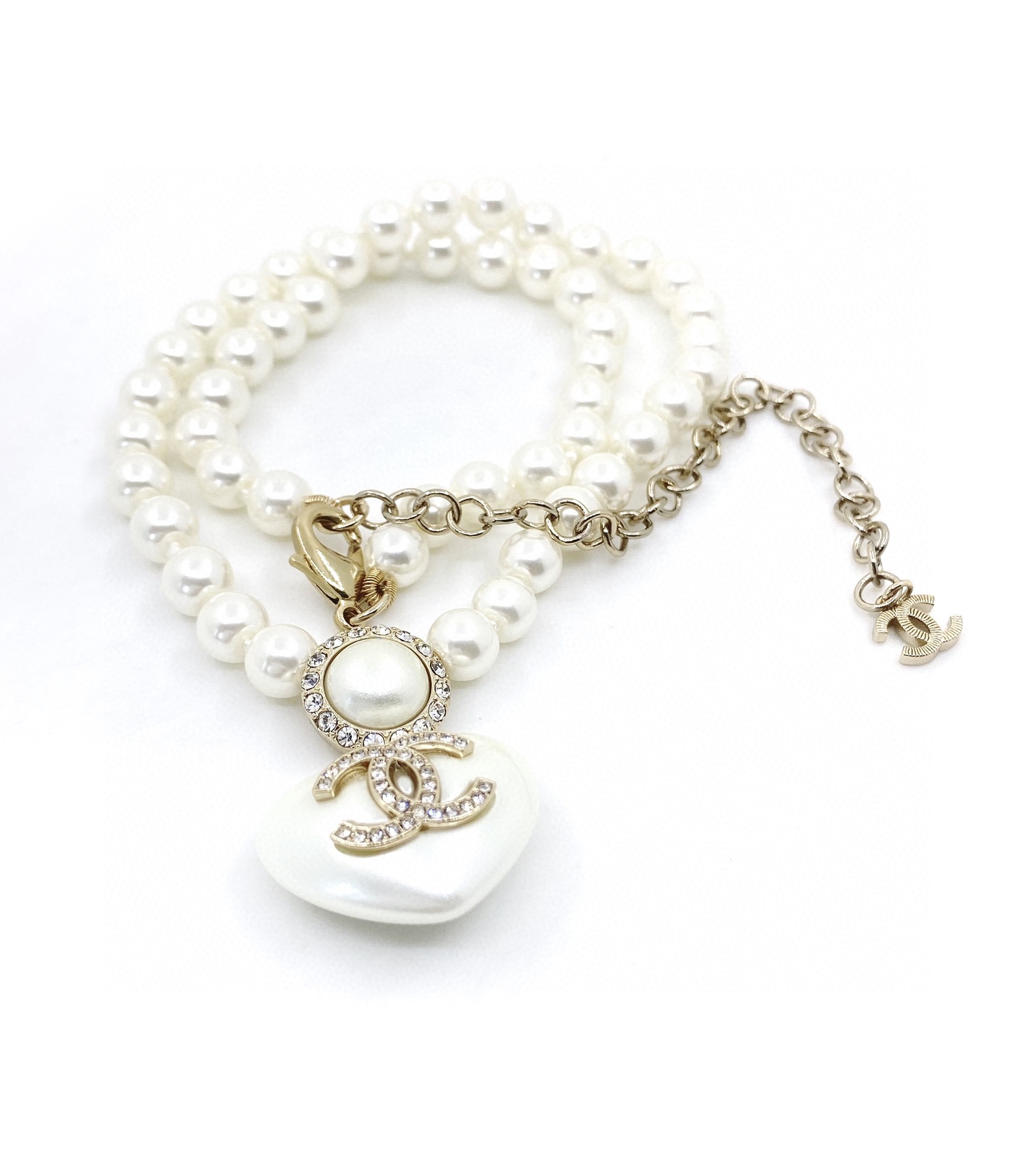 TOP CHANEL Diamond Logo Heart Pendant Pearl Necklace