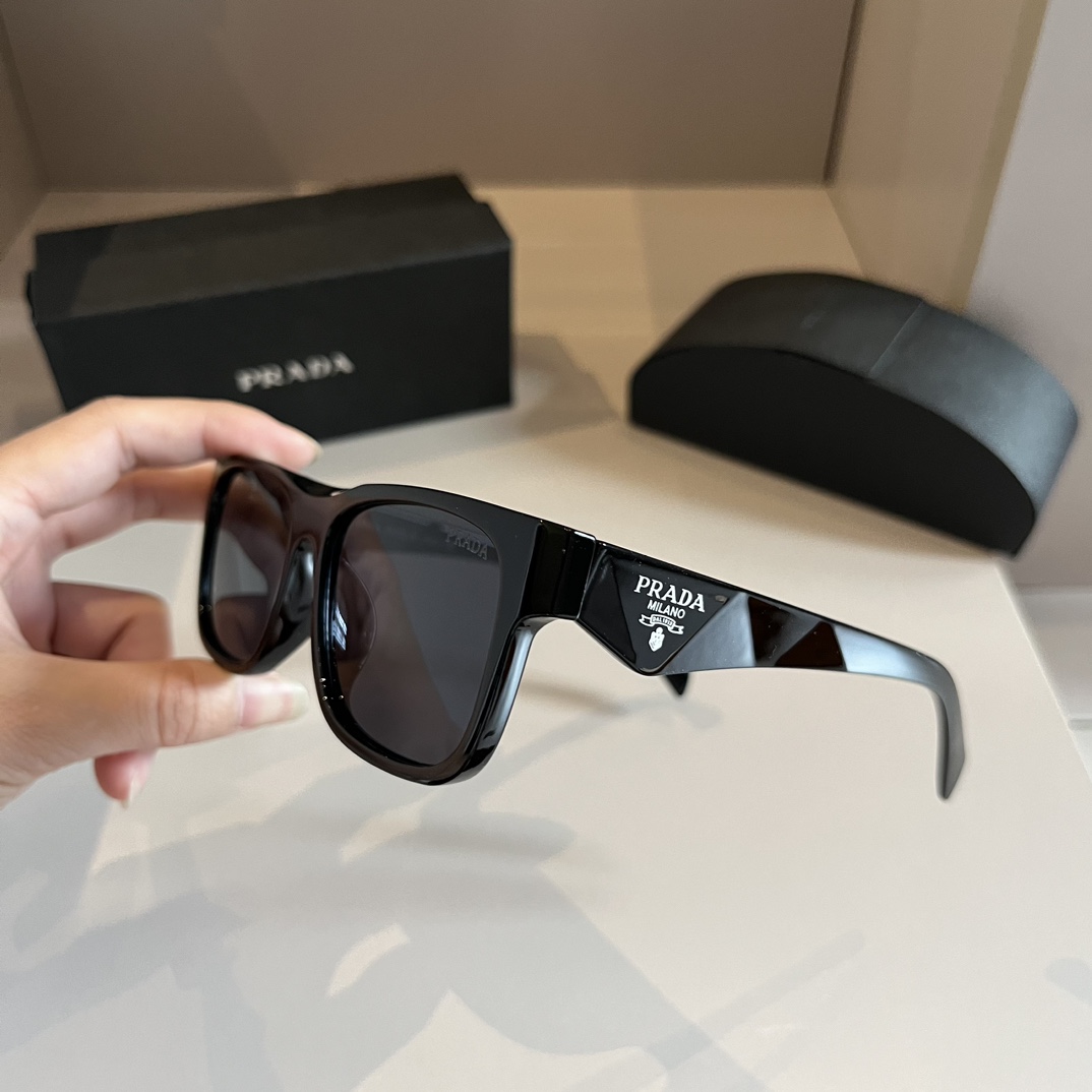 TOP PRADA Sunglasses - Black