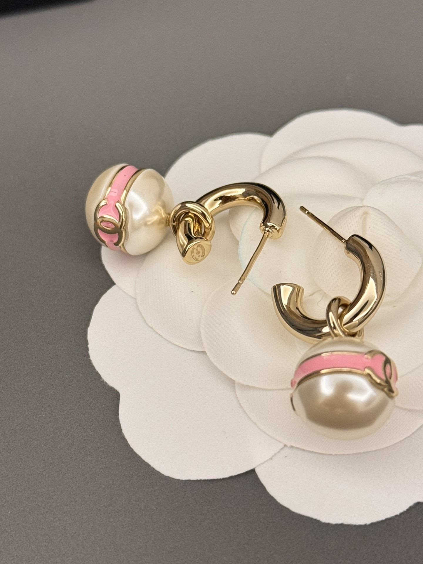 TOP CHANEL Pearl Earrings