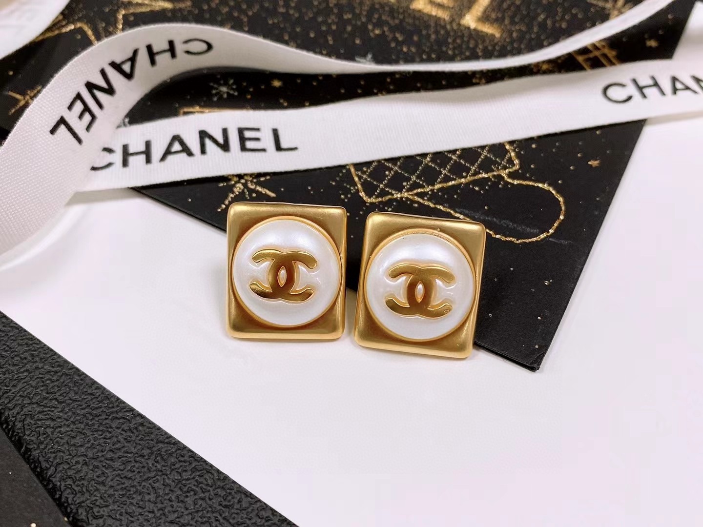 TOP CHANEL Double C Square Earrings - Gold