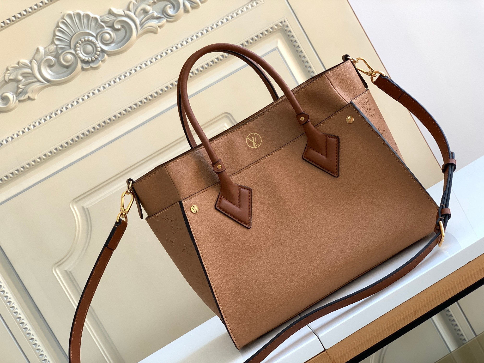 TOP Louis Vuitton LV On My Side Leather Bag 30.5x24.5x14cm - Brown